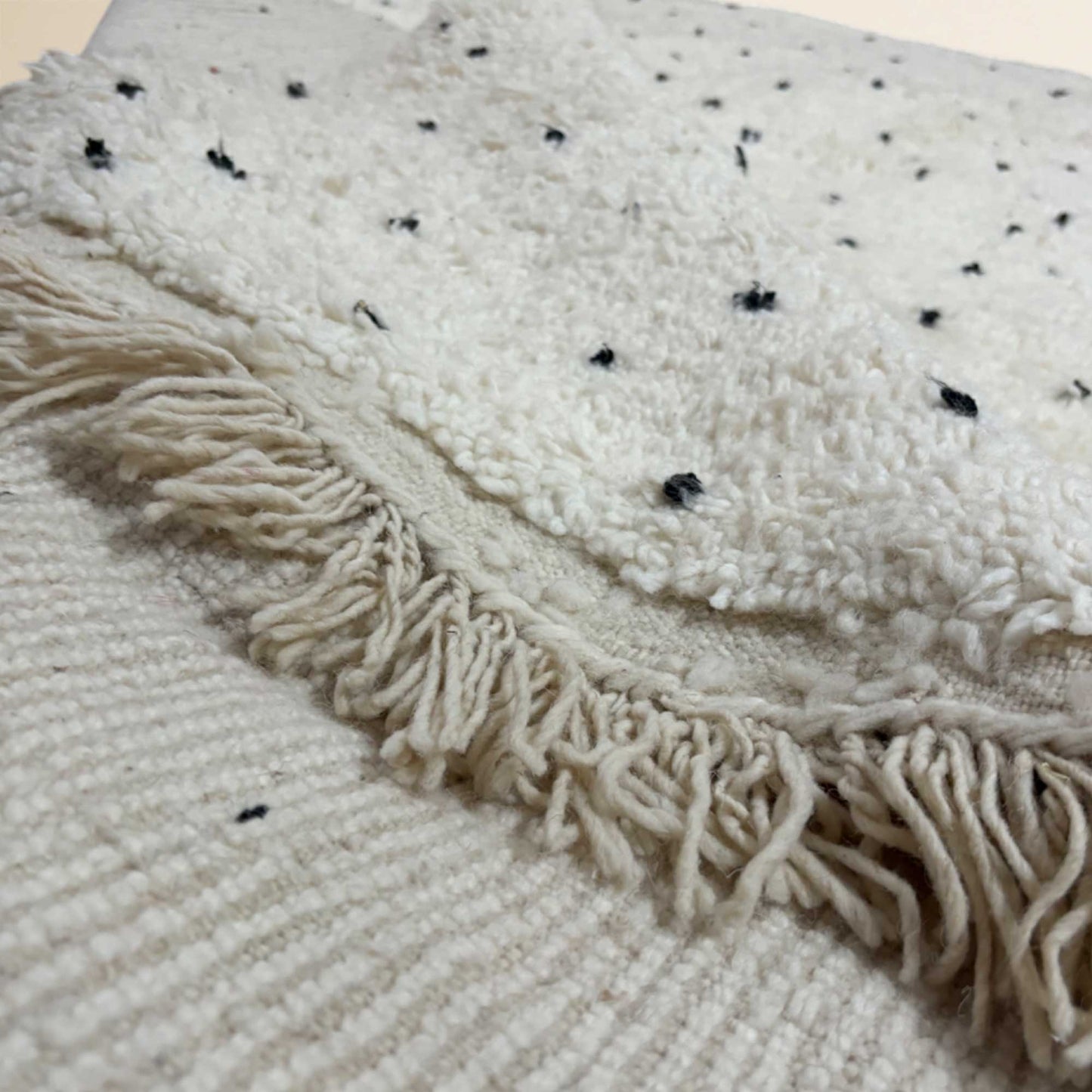 Tapis berbère Beni Ouarain • Motif pois noirs sur fond blanc