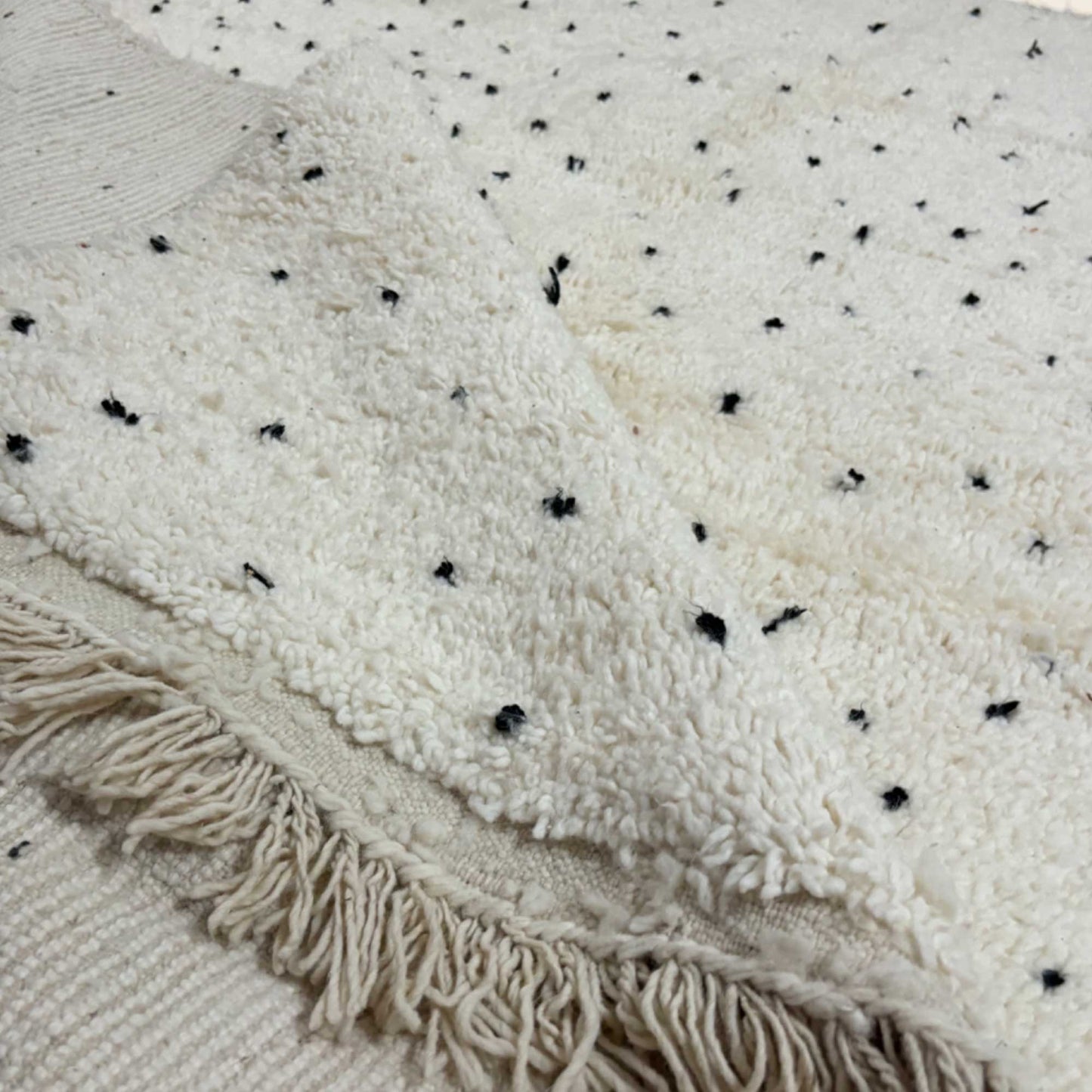 Tapis berbère Beni Ouarain • Motif pois noirs sur fond blanc