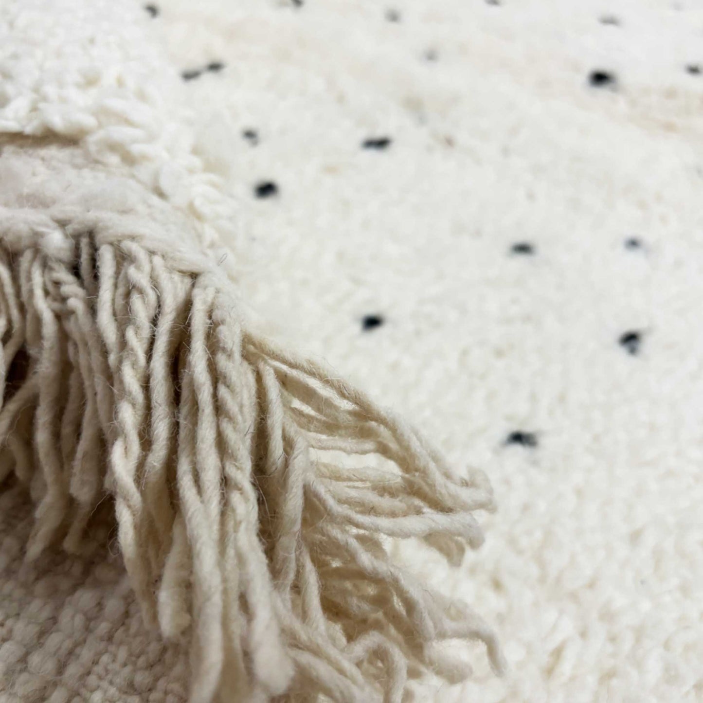 Tapis berbère Beni Ouarain • Motif pois noirs sur fond blanc