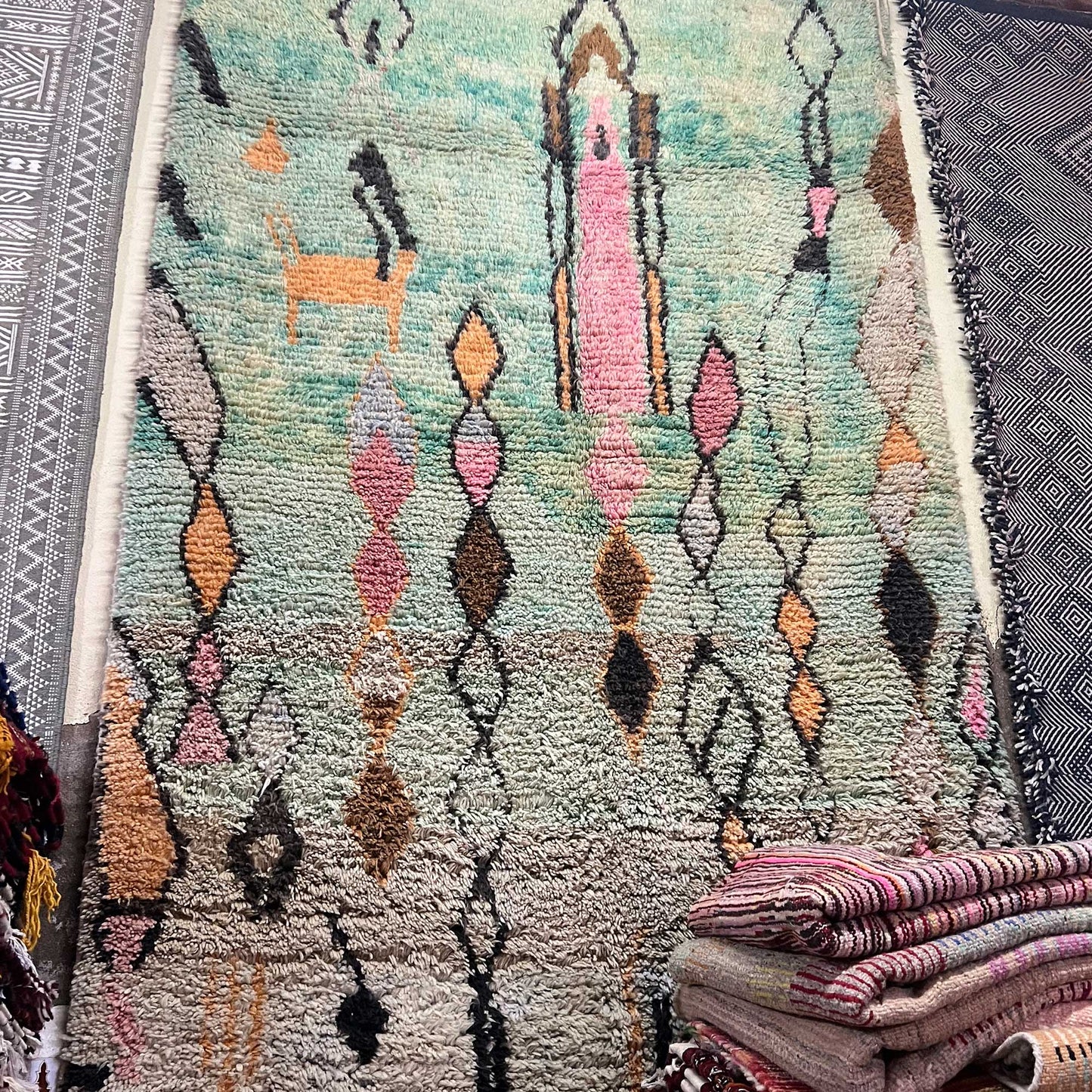 Tapis berbère Beni Ouarain coloré • Motifs ethniques sur fond vert