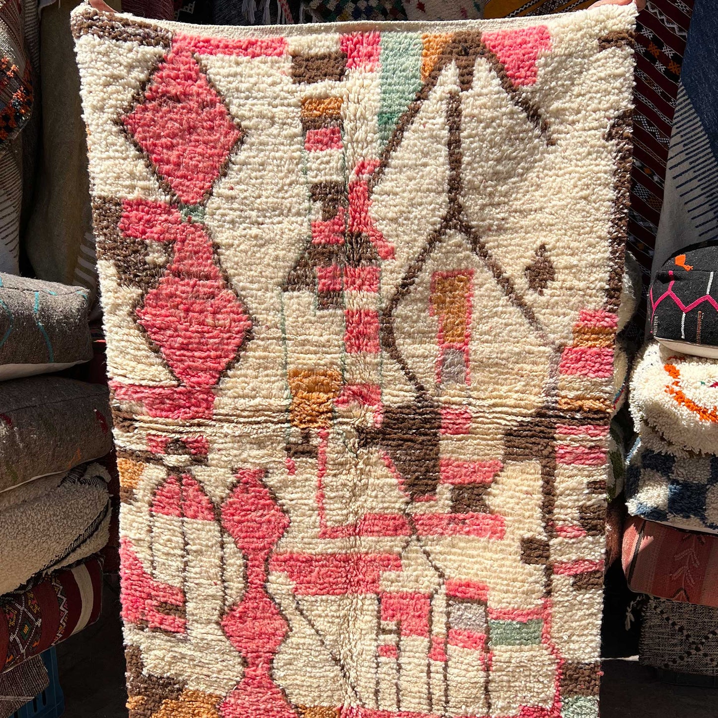 Tapis Berbère Beni Ouarain contemporain • Design géométrique coloré en rose et beige