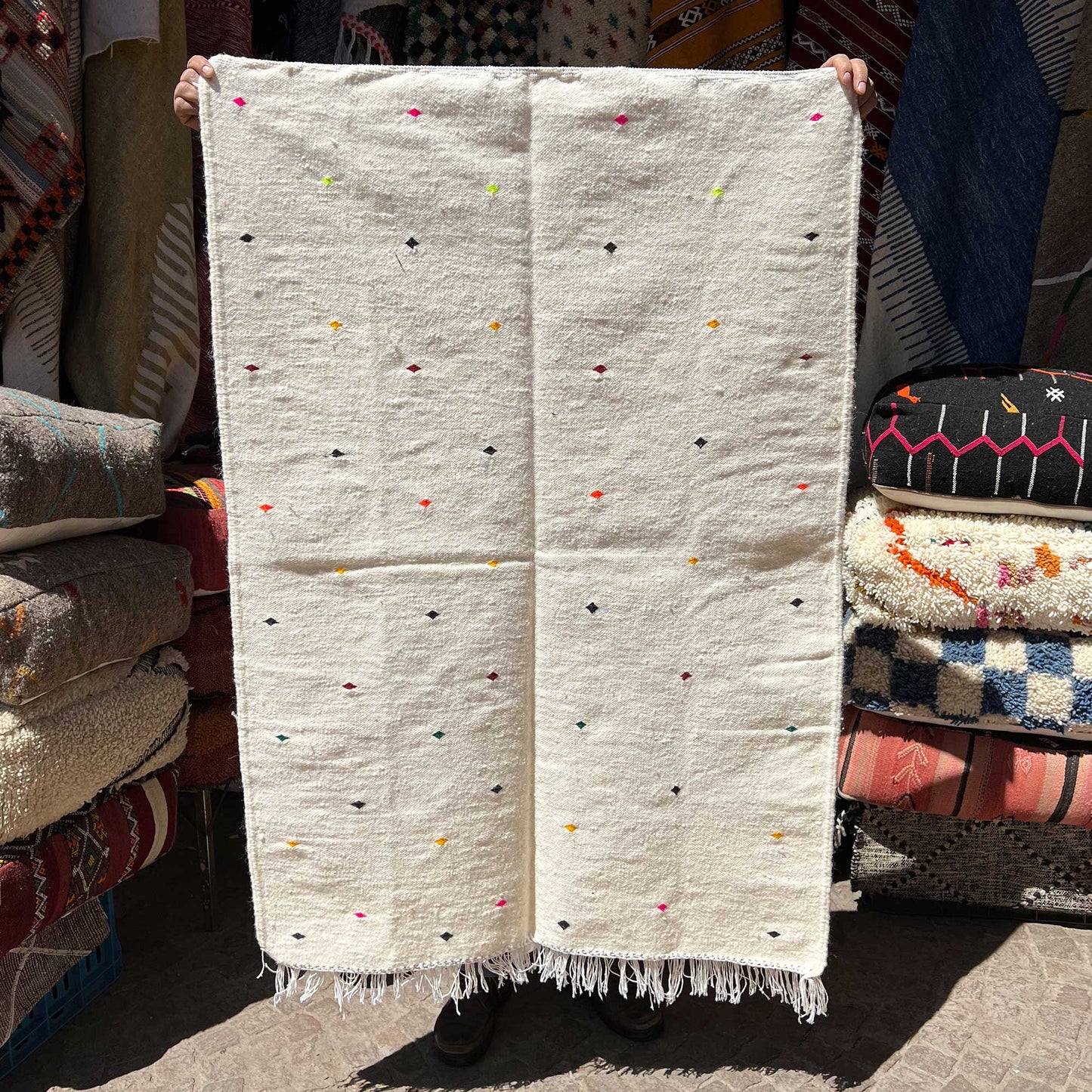 Tapis berbère Kilim • Design minimaliste avec points colorés