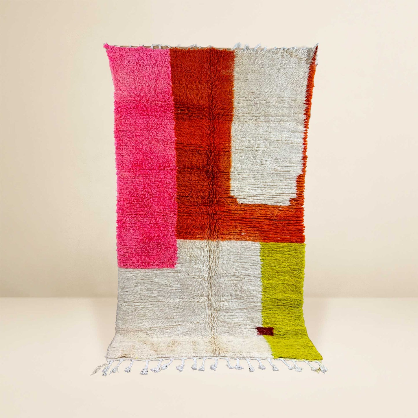 Vue complète du tapis berbère Kadhena Paloma aux blocs de couleur rose, terracotta, écru et vert acidulé.