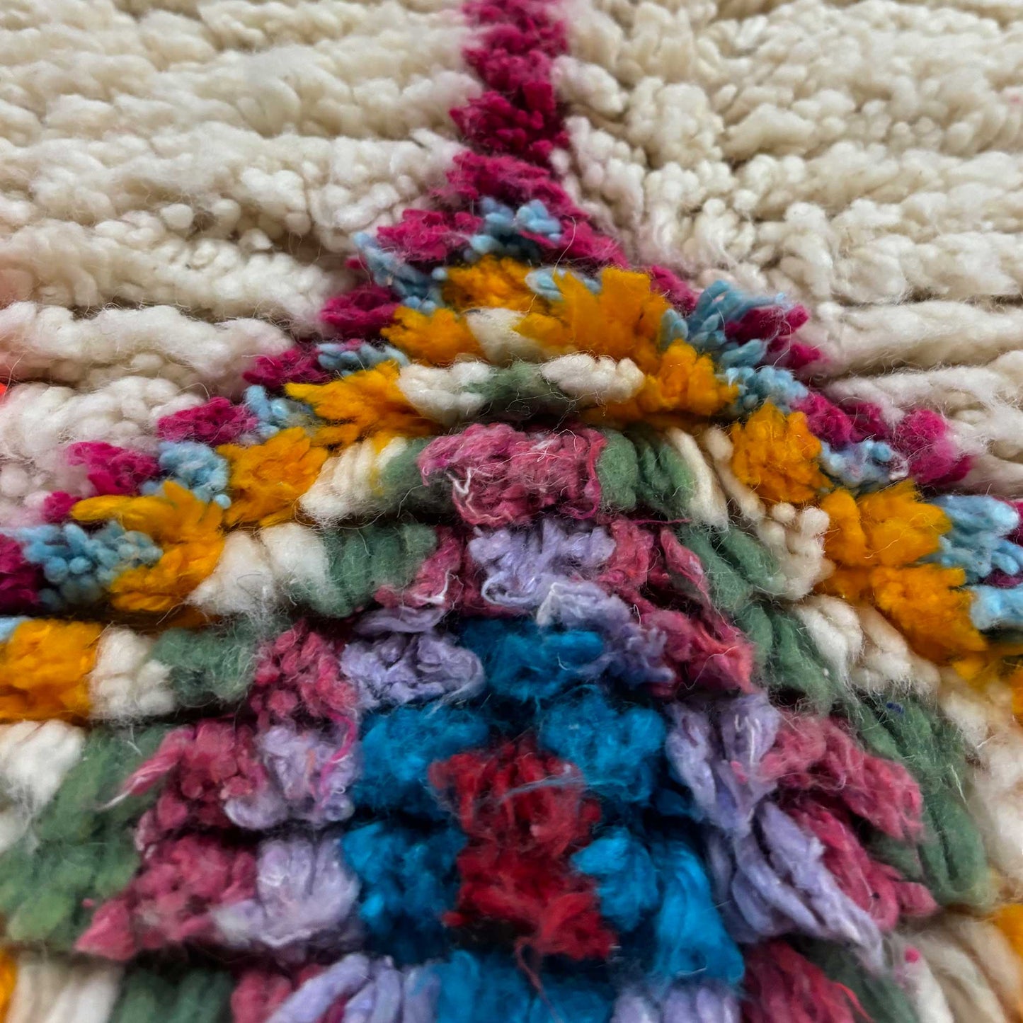 Tapis berbère Azilal coloré •  Motifs traditionnels