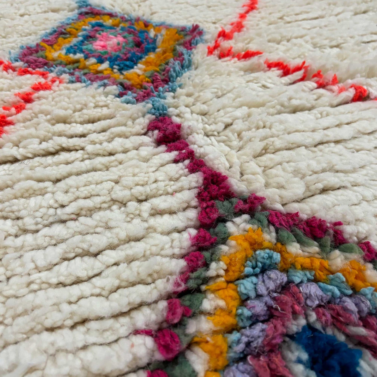 Tapis berbère Azilal coloré •  Motifs traditionnels