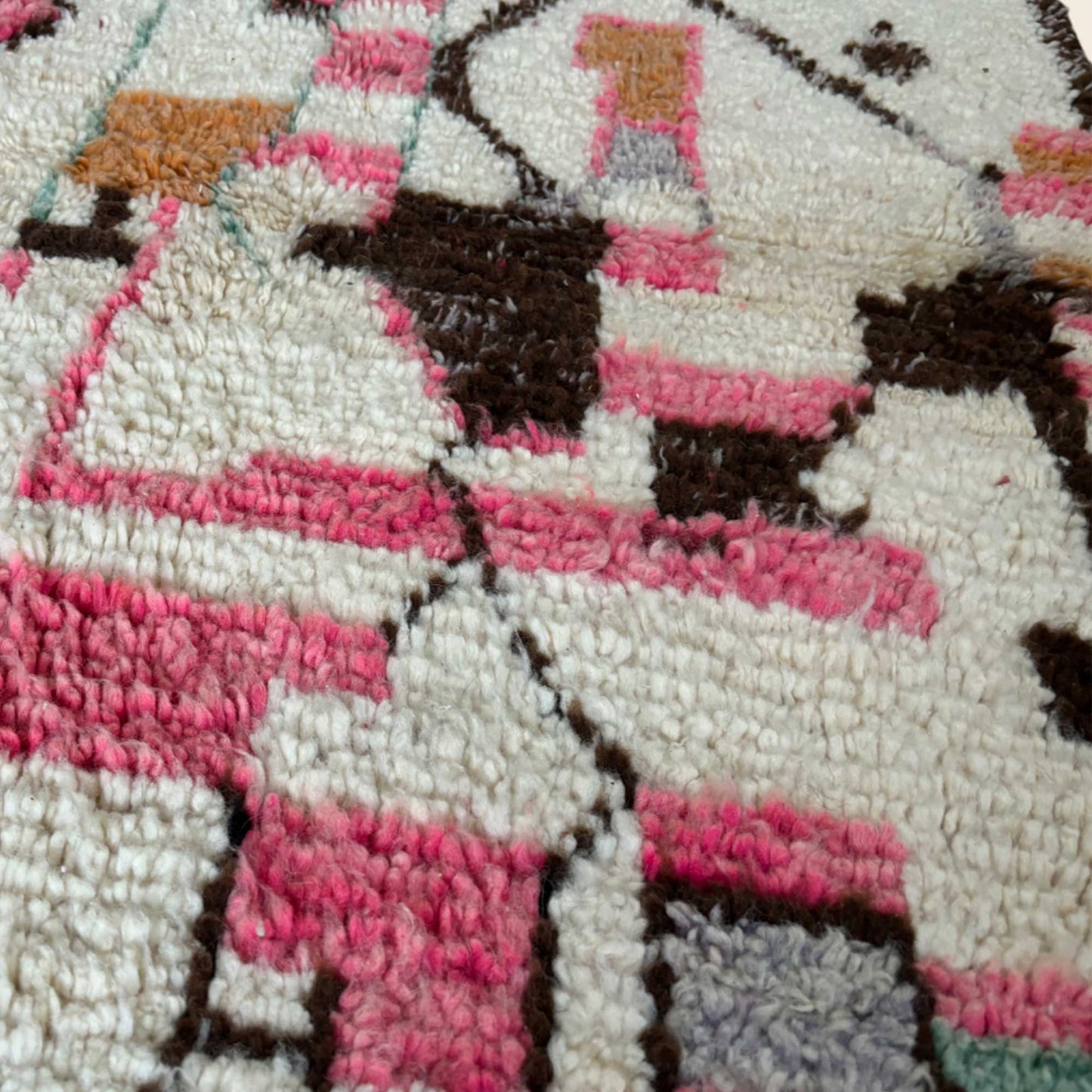 Tapis Berbère Beni Ouarain contemporain • Design géométrique coloré en rose et beige