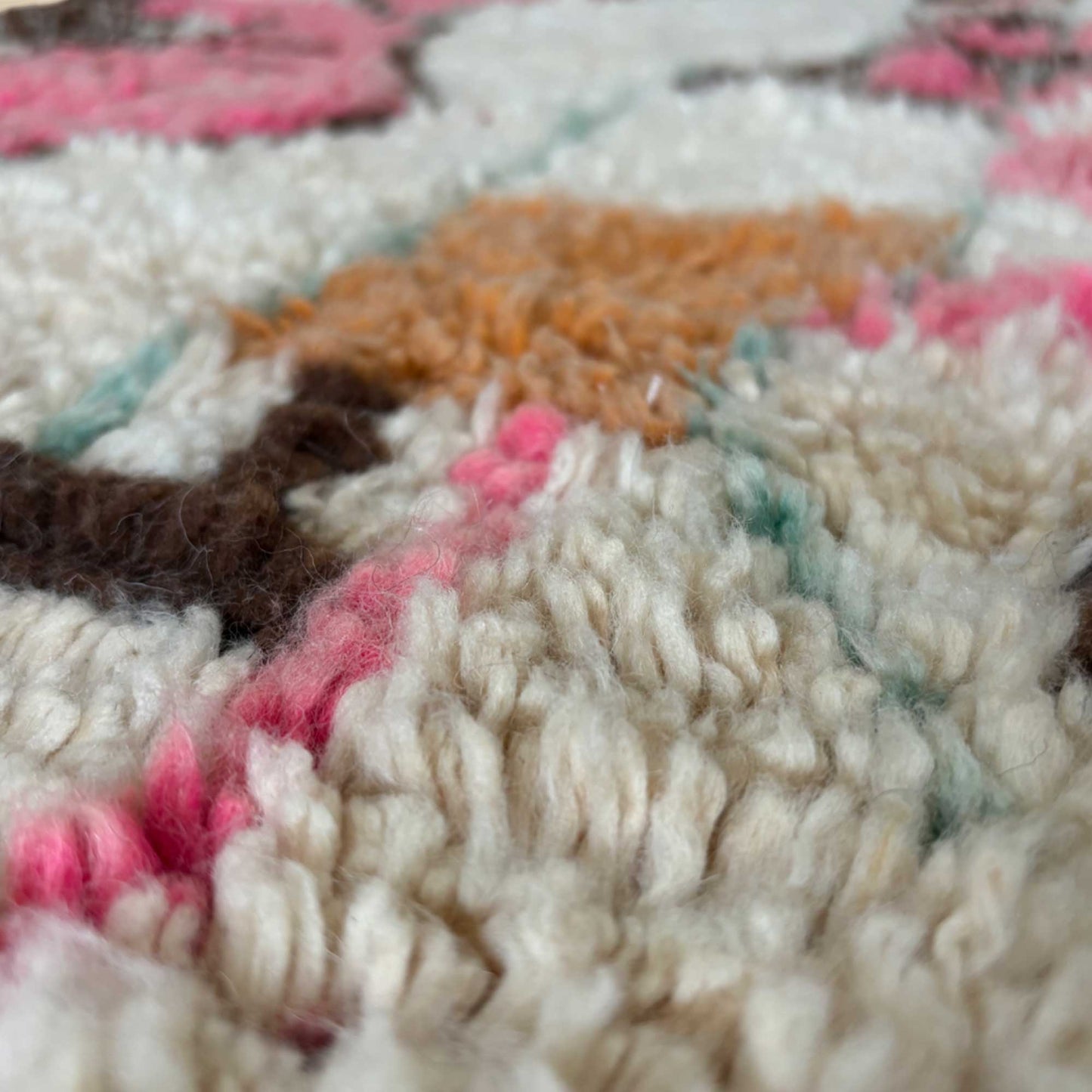 Tapis Berbère Beni Ouarain contemporain • Design géométrique coloré en rose et beige