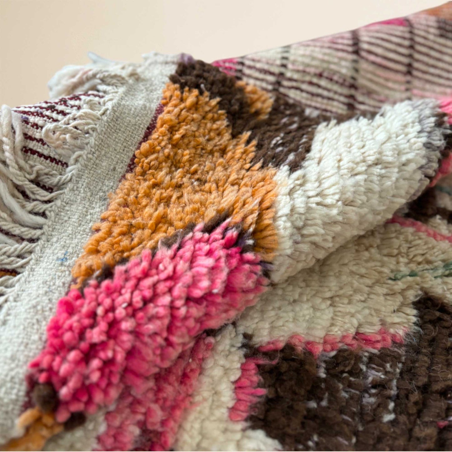 Tapis Berbère Beni Ouarain contemporain • Design géométrique coloré en rose et beige