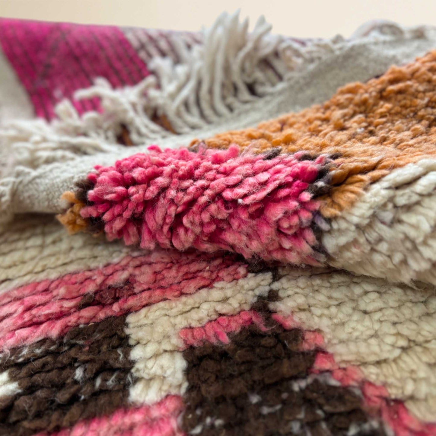 Tapis Berbère Beni Ouarain contemporain • Design géométrique coloré en rose et beige