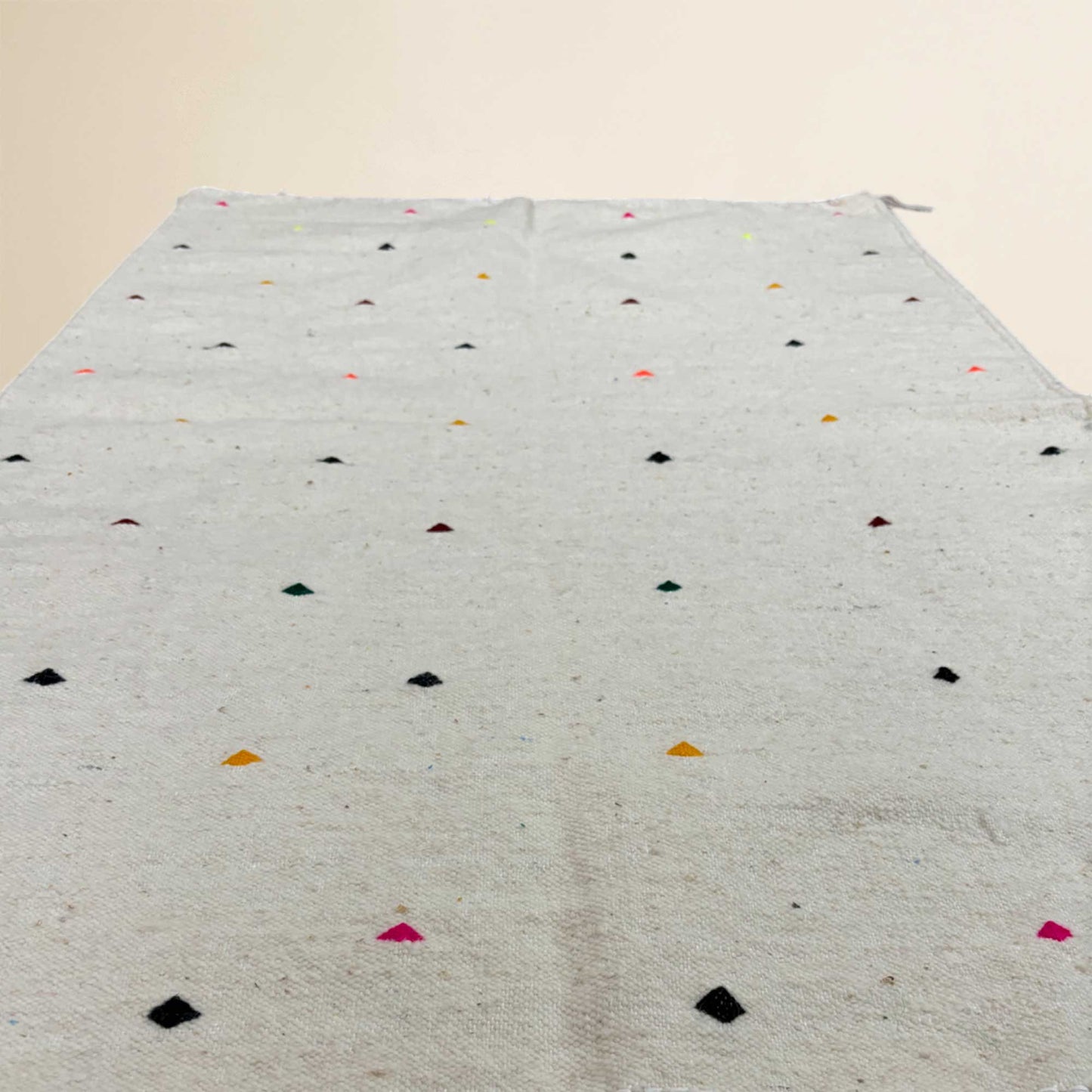 Tapis berbère Kilim • Design minimaliste avec points colorés