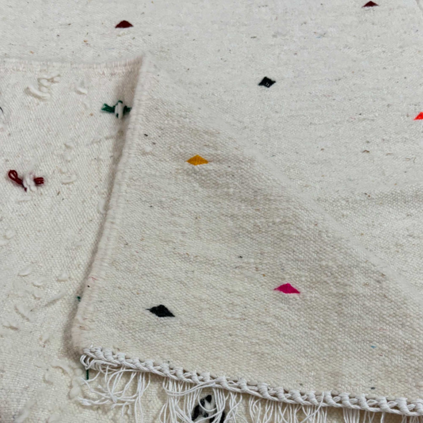 Tapis berbère Kilim • Design minimaliste avec points colorés