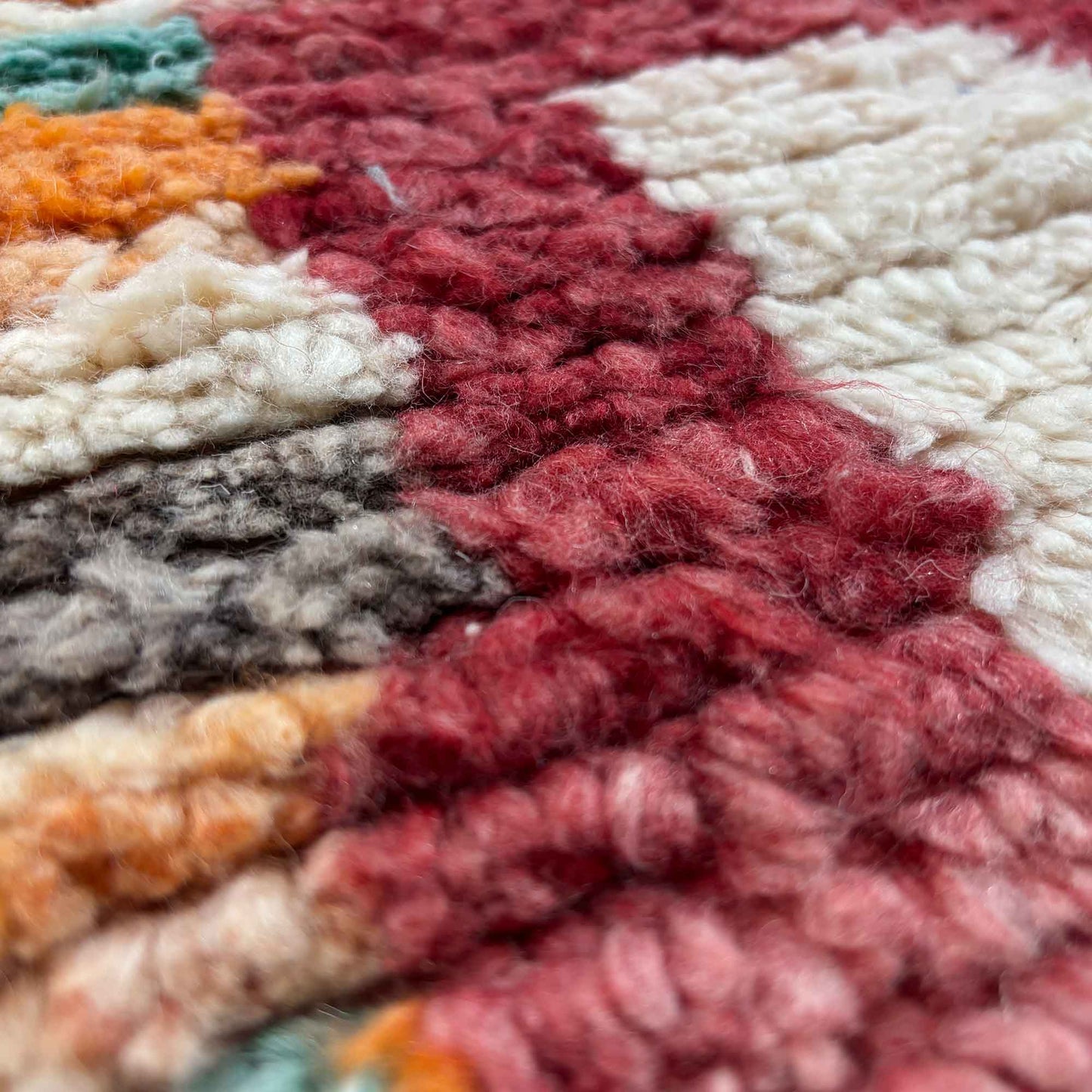 Macro de la laine du tapis berbère Kadhena B25CLBO13 rose multicolore.