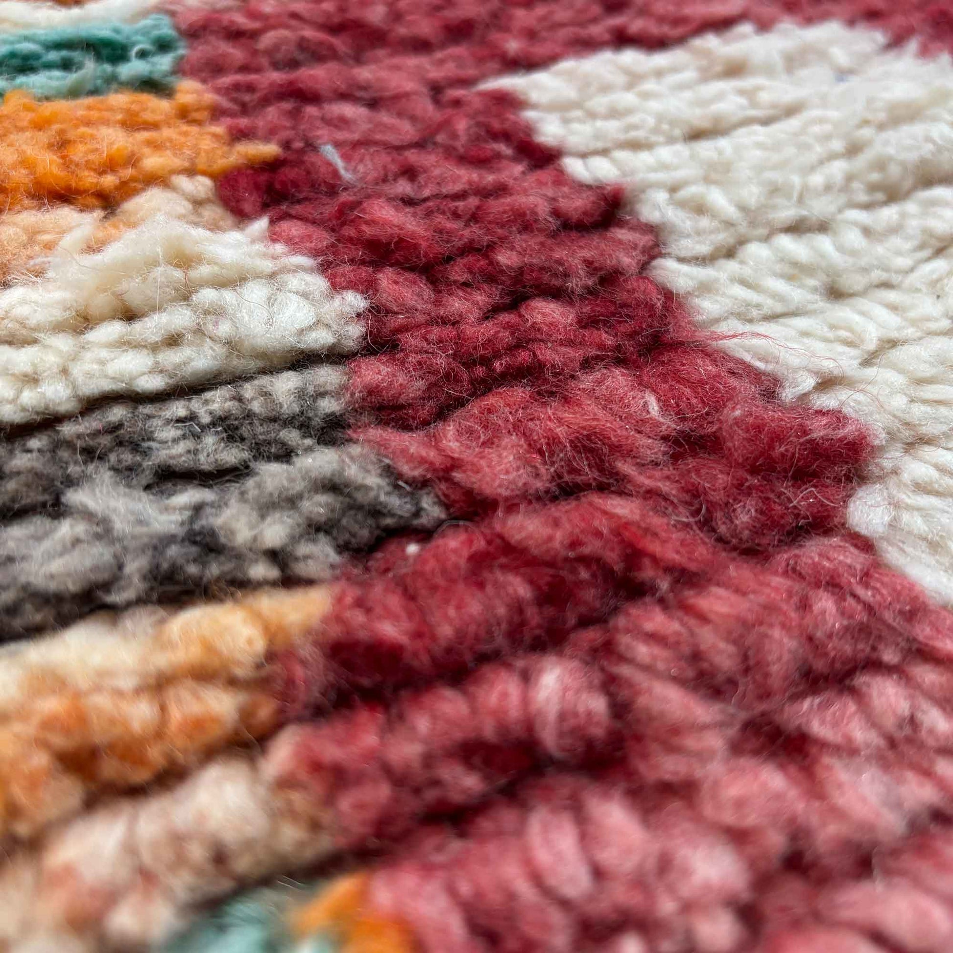 Macro de la laine du tapis berbère Kadhena B25CLBO13 rose multicolore.
