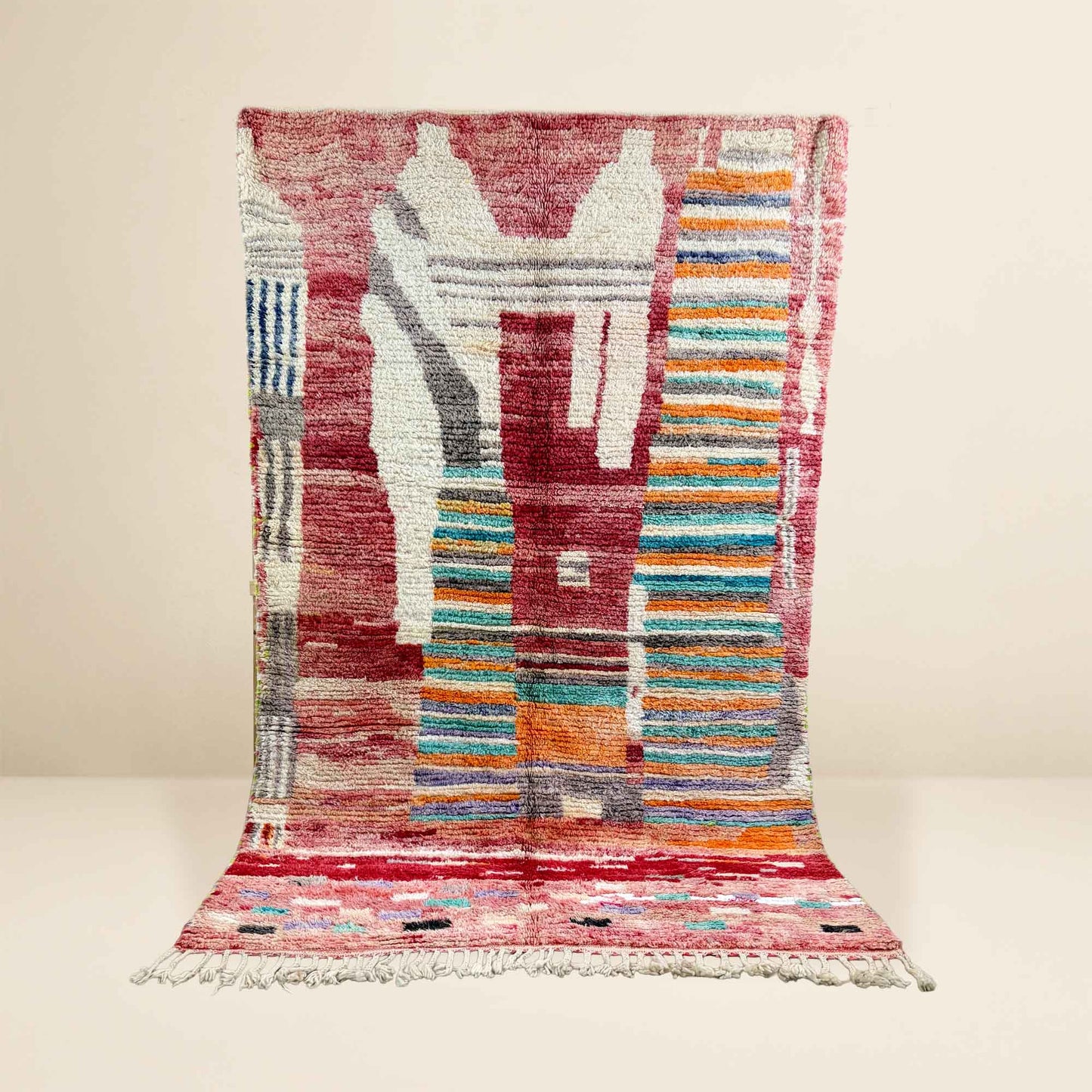 Tapis berbère marocain Kadhena B25CLBO13 rose multicolore en vue complète.