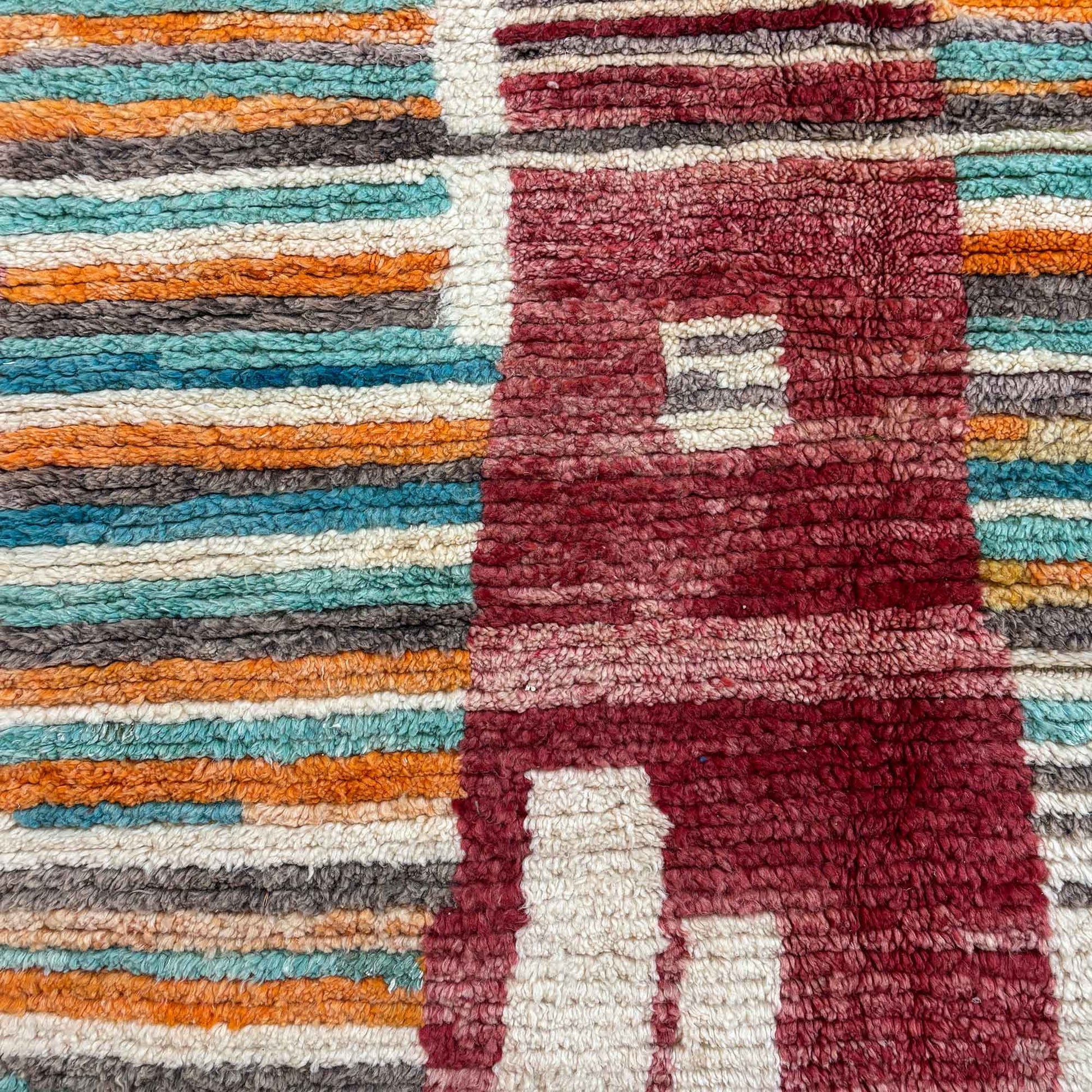 Détail du motif graphique du tapis berbère Kadhena B25CLBO13 rose multicolore.