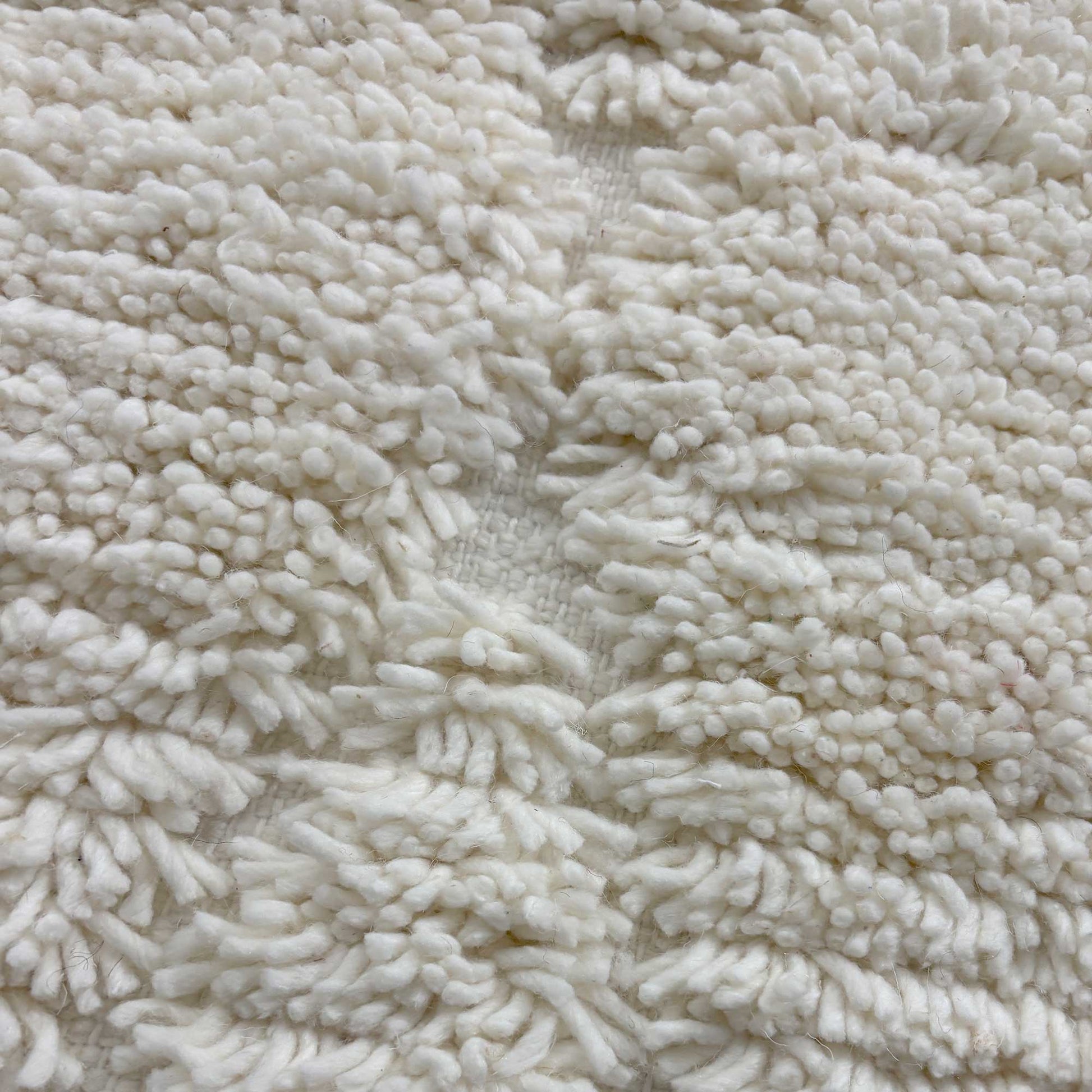 Gros plan sur la texture épaisse du tapis couloir Béni Ouarain Kadhena Liora écru.