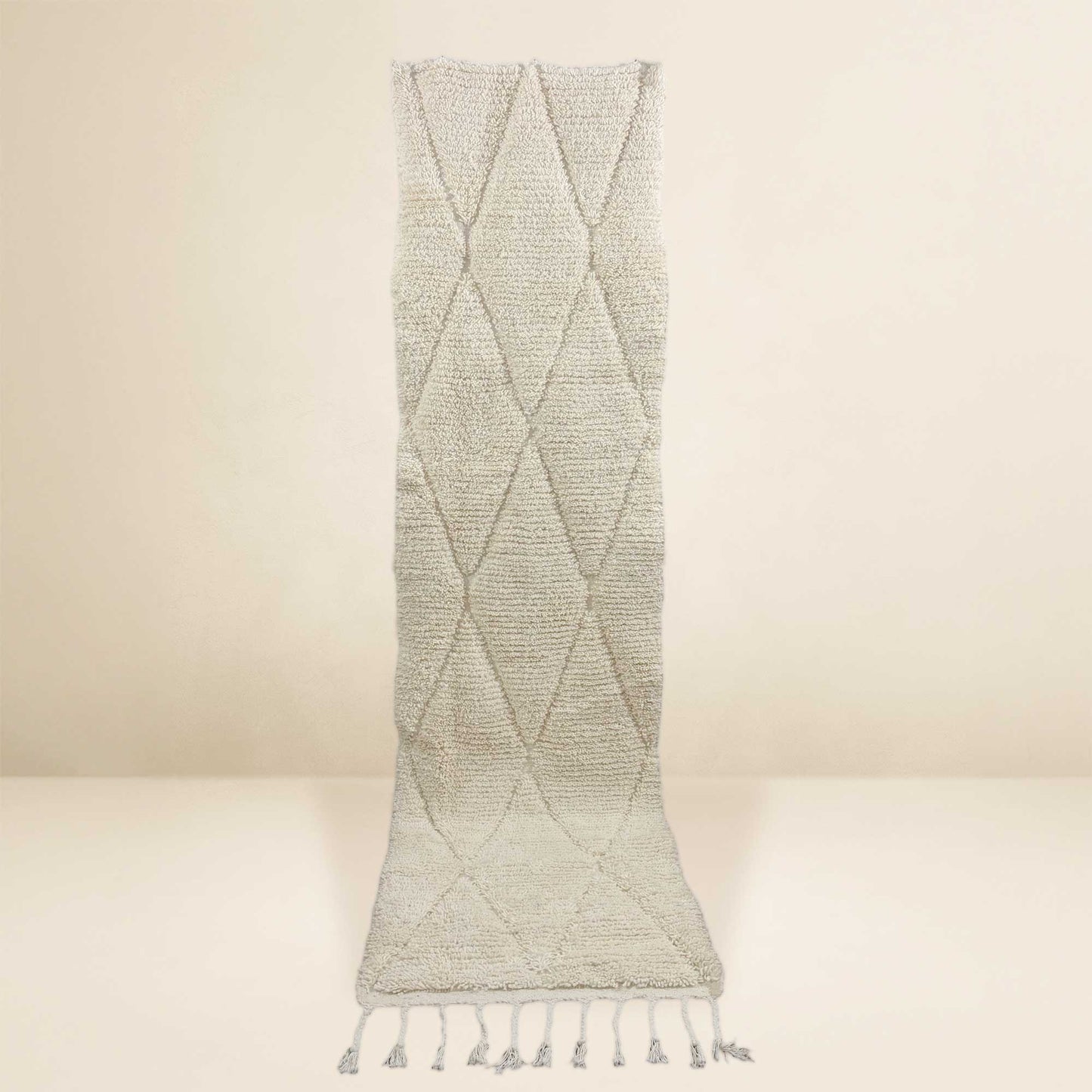Vue complète du tapis couloir Béni Ouarain Kadhena Liora écru à motif losanges.