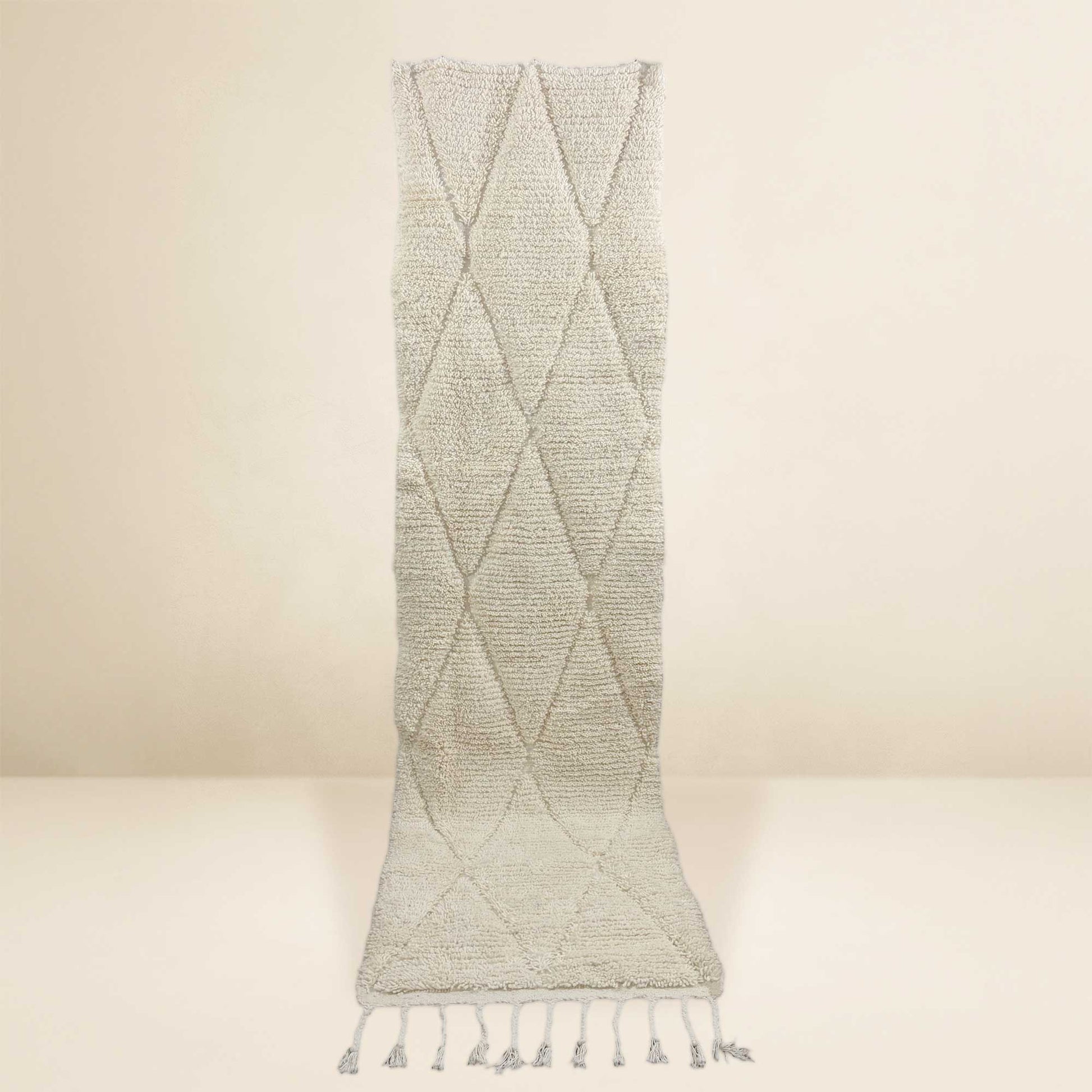 Vue complète du tapis couloir Béni Ouarain Kadhena Liora écru à motif losanges.