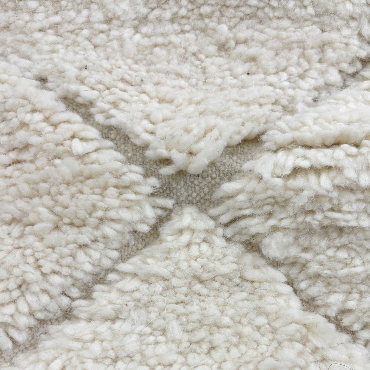 Détail du motif losanges du tapis Béni Ouarain Kadhena Nahla écru.
