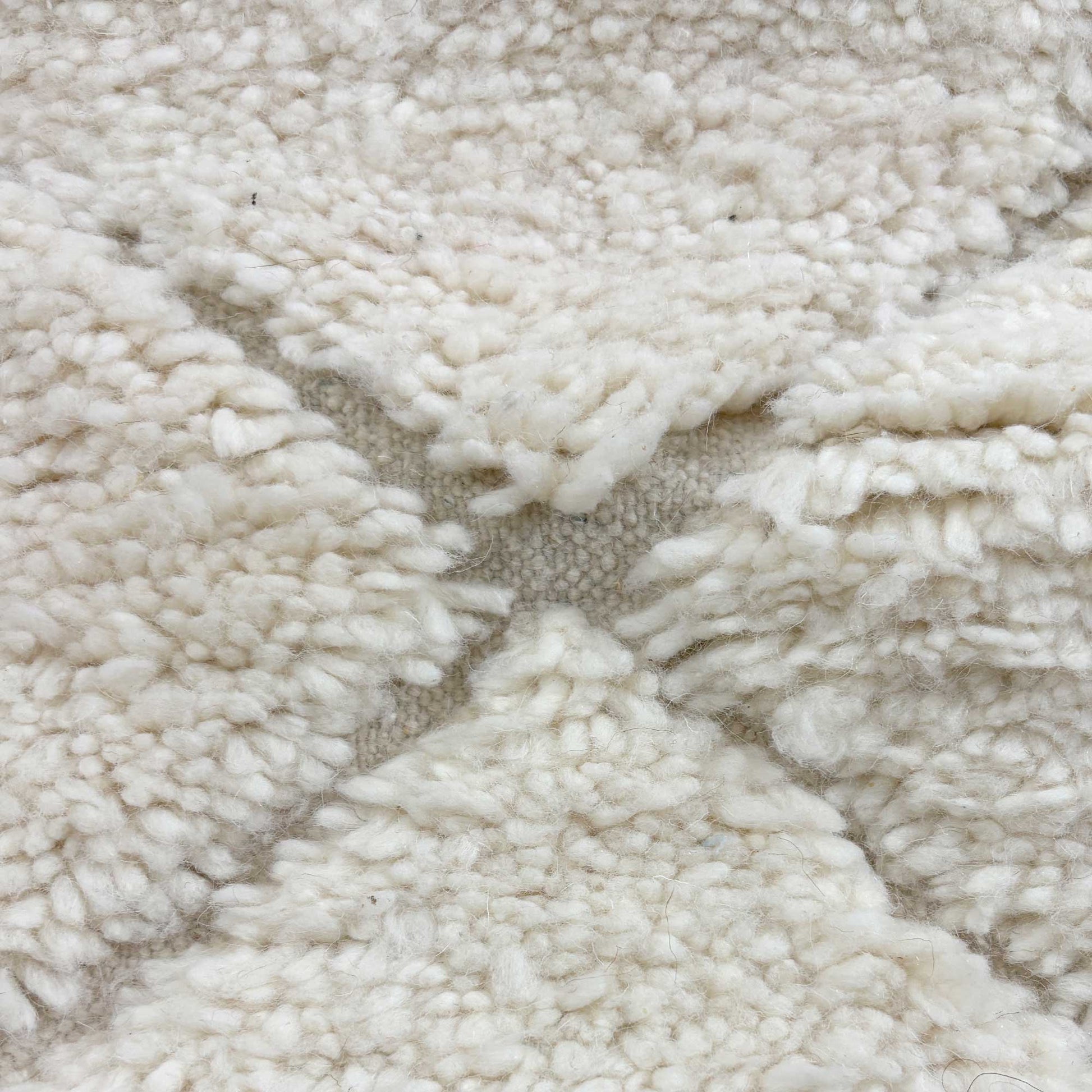 Détail du motif losanges du tapis Béni Ouarain Kadhena Nahla écru.