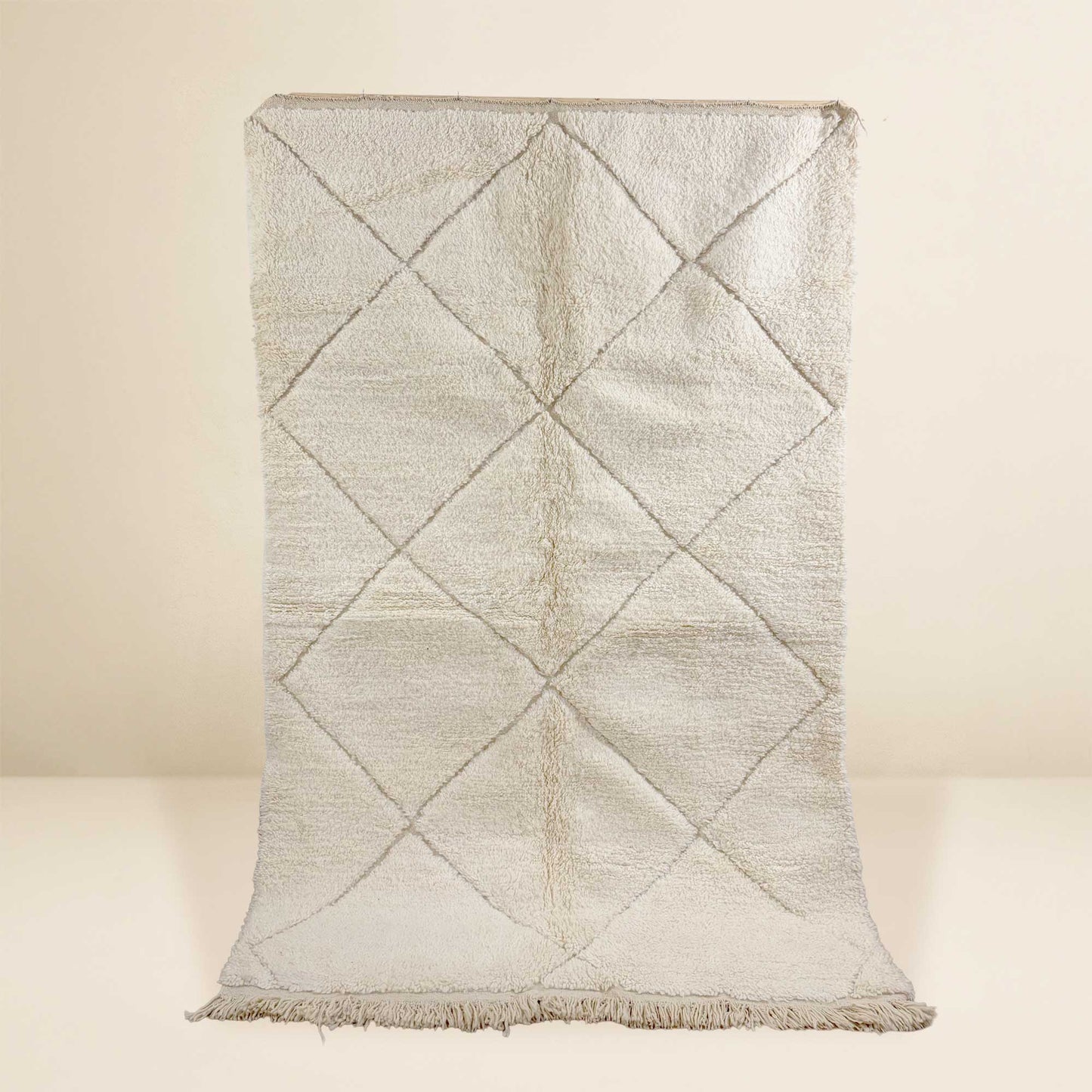 Vue complète du tapis Béni Ouarain Kadhena Nahla écru à motif losanges.