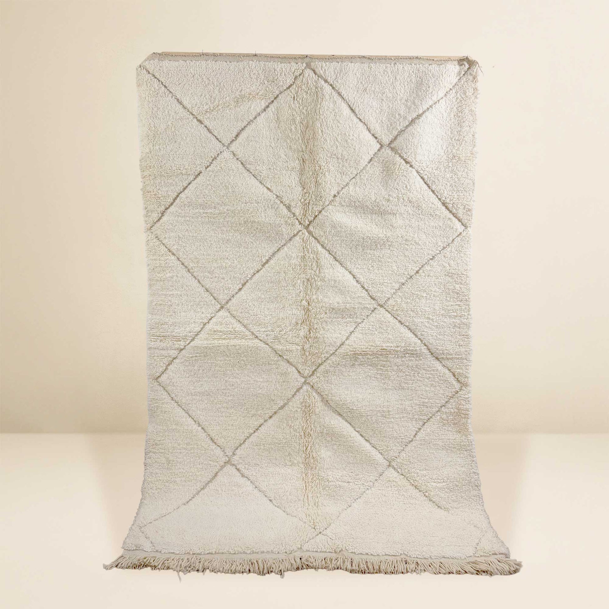 Vue complète du tapis Béni Ouarain Kadhena Nahla écru à motif losanges.