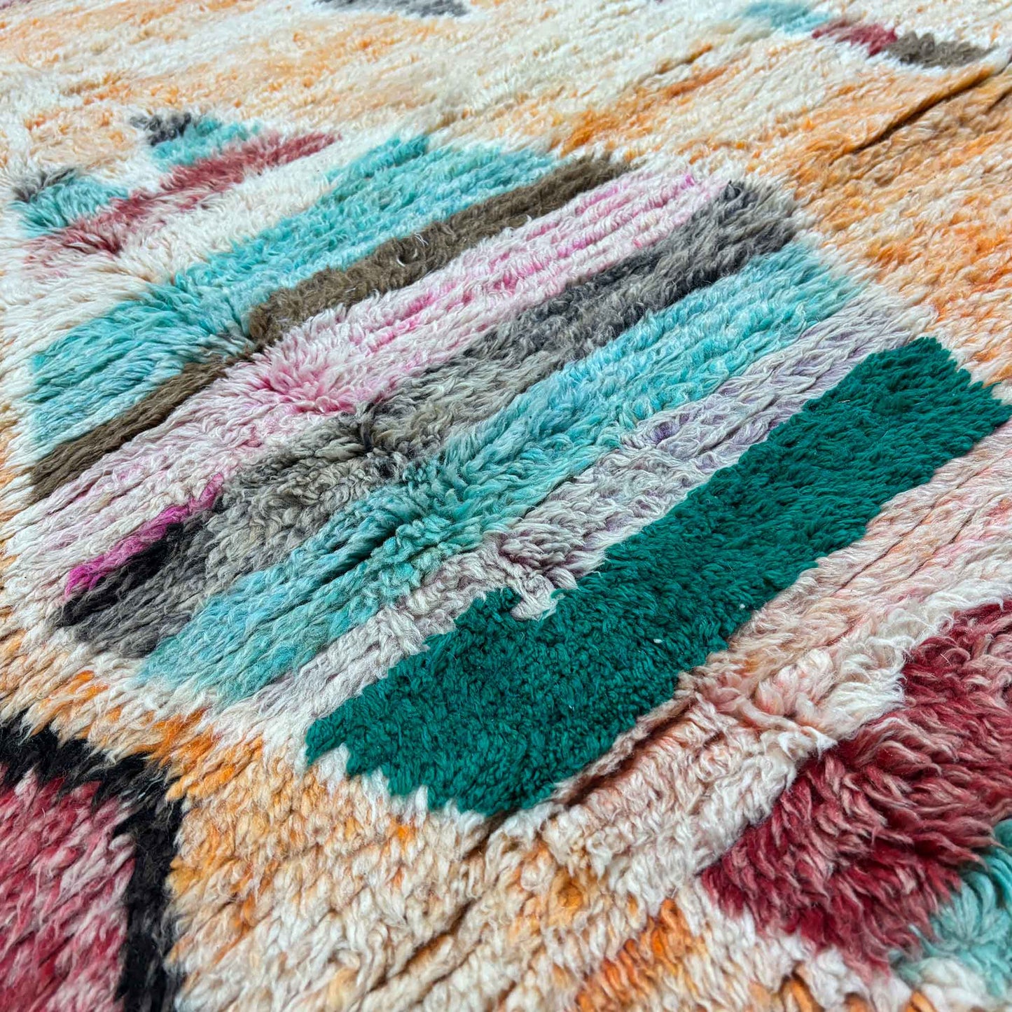 Détail du motif central coloré du tapis Boujaad Kadhena Nora.
