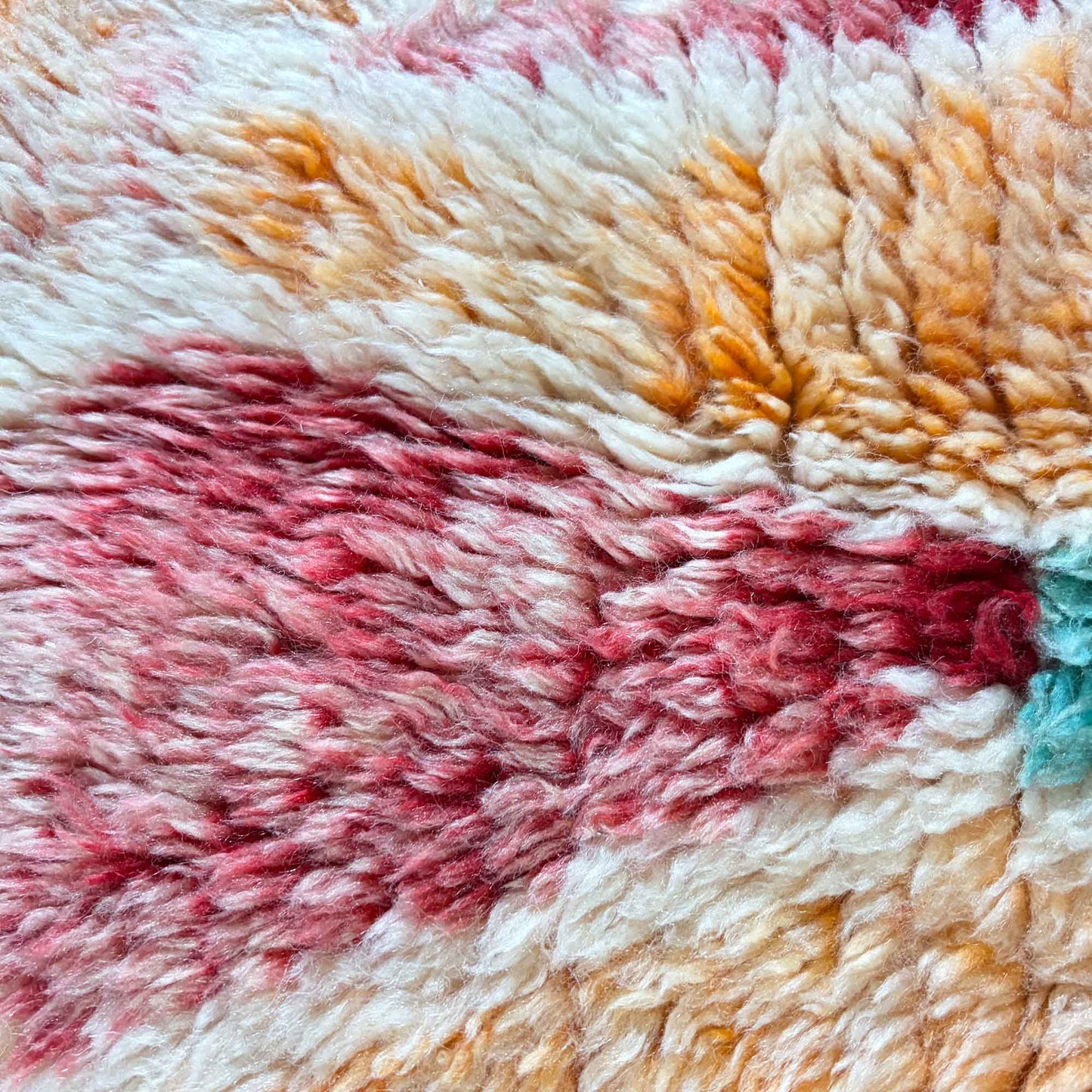 Détail des motifs rose, vert et gris du tapis Boujaad Kadhena Nora.