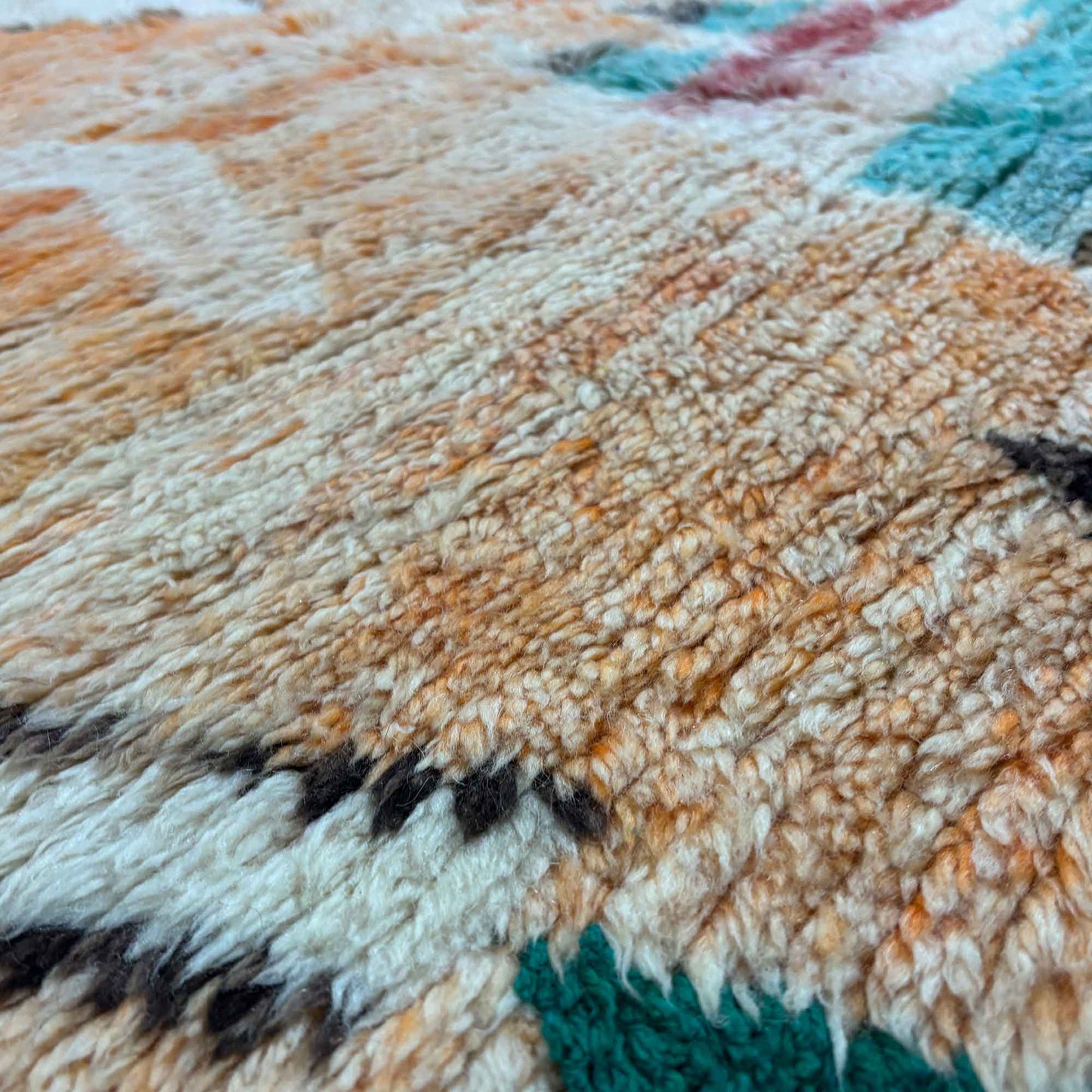 Macro sur les nuances roses et ivoire du tapis Boujaad Kadhena Nora.