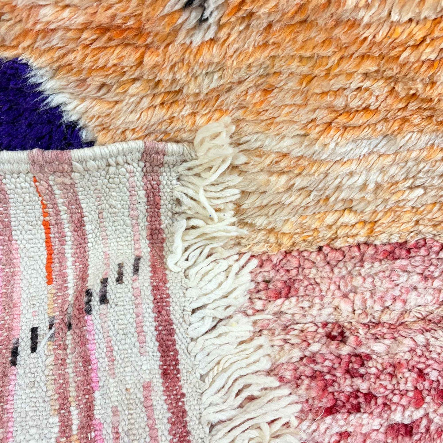 Détail du revers et des franges du tapis Boujaad Kadhena Nora.