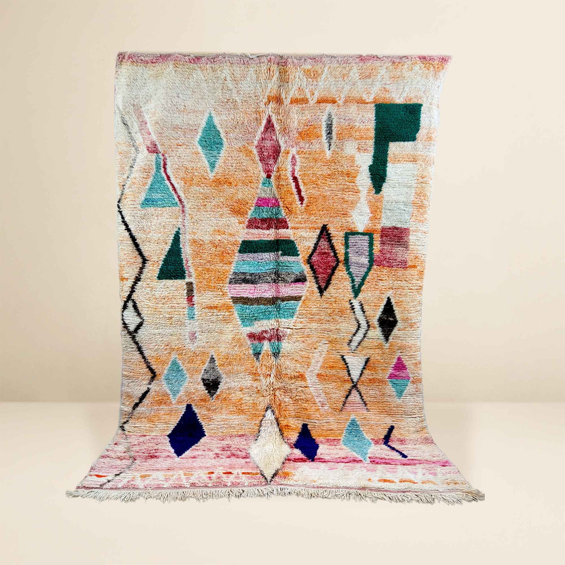 Vue complète du tapis Boujaad Kadhena Nora aux motifs berbères pastel.