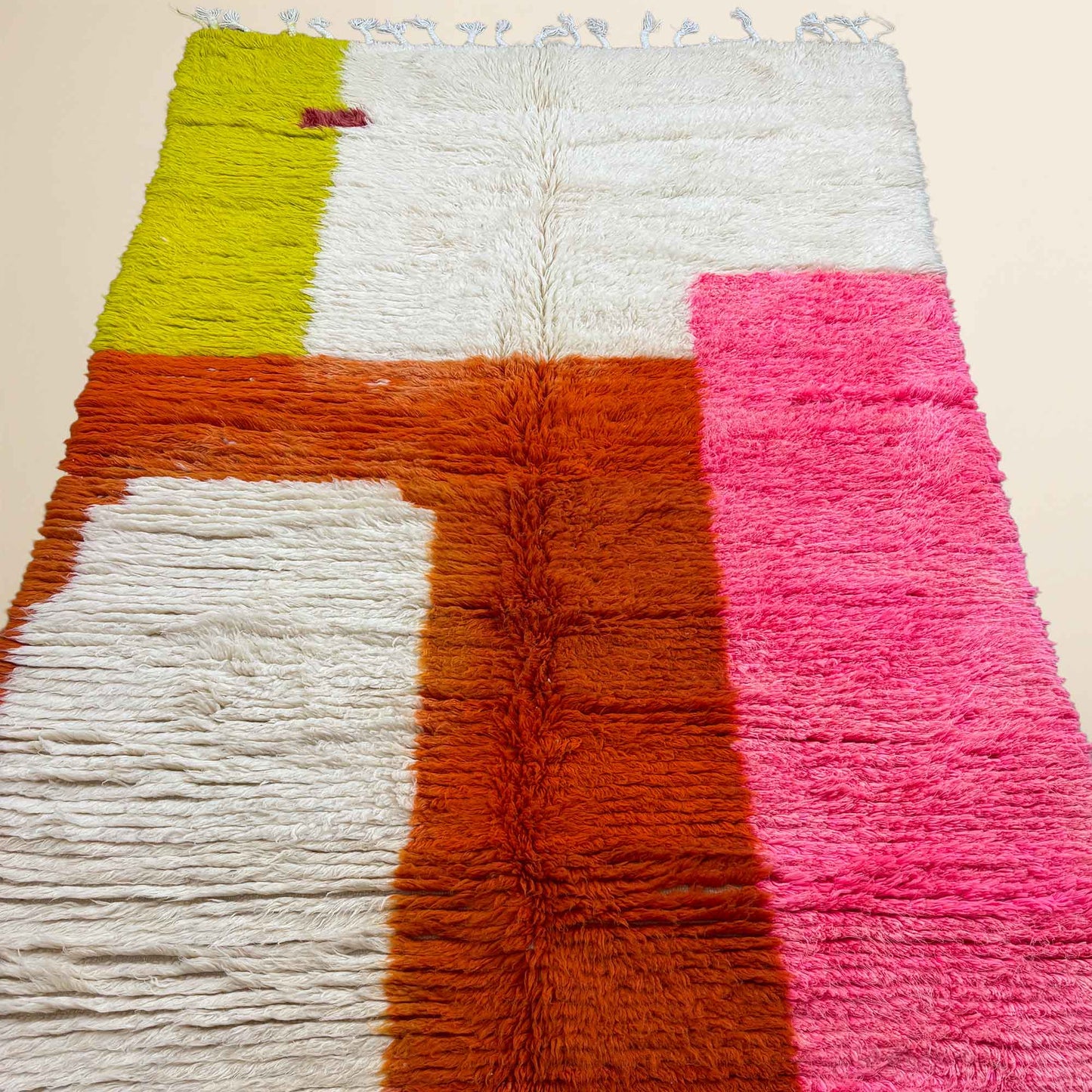 Détail du motif color block du tapis berbère Kadhena Paloma
