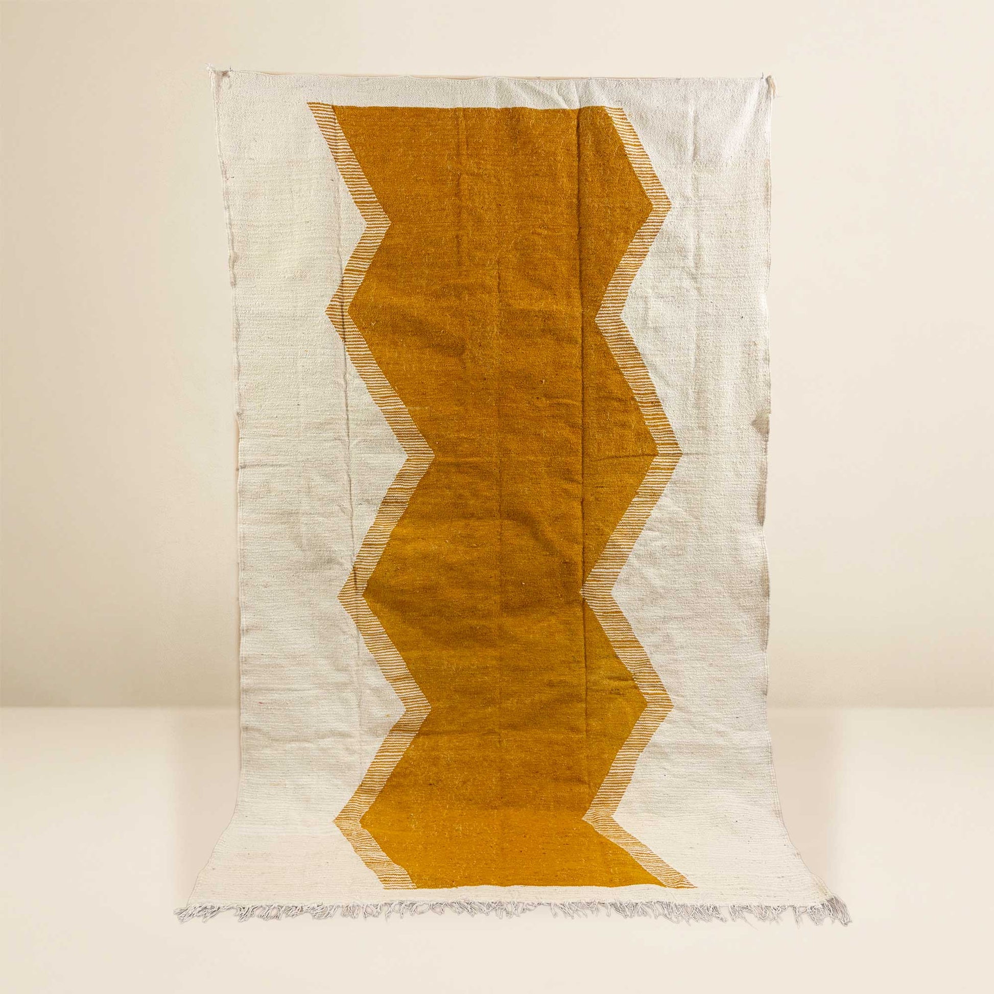 Vue complète du tapis Kilim Kadhena Solène ivoire et moutarde à motif central.