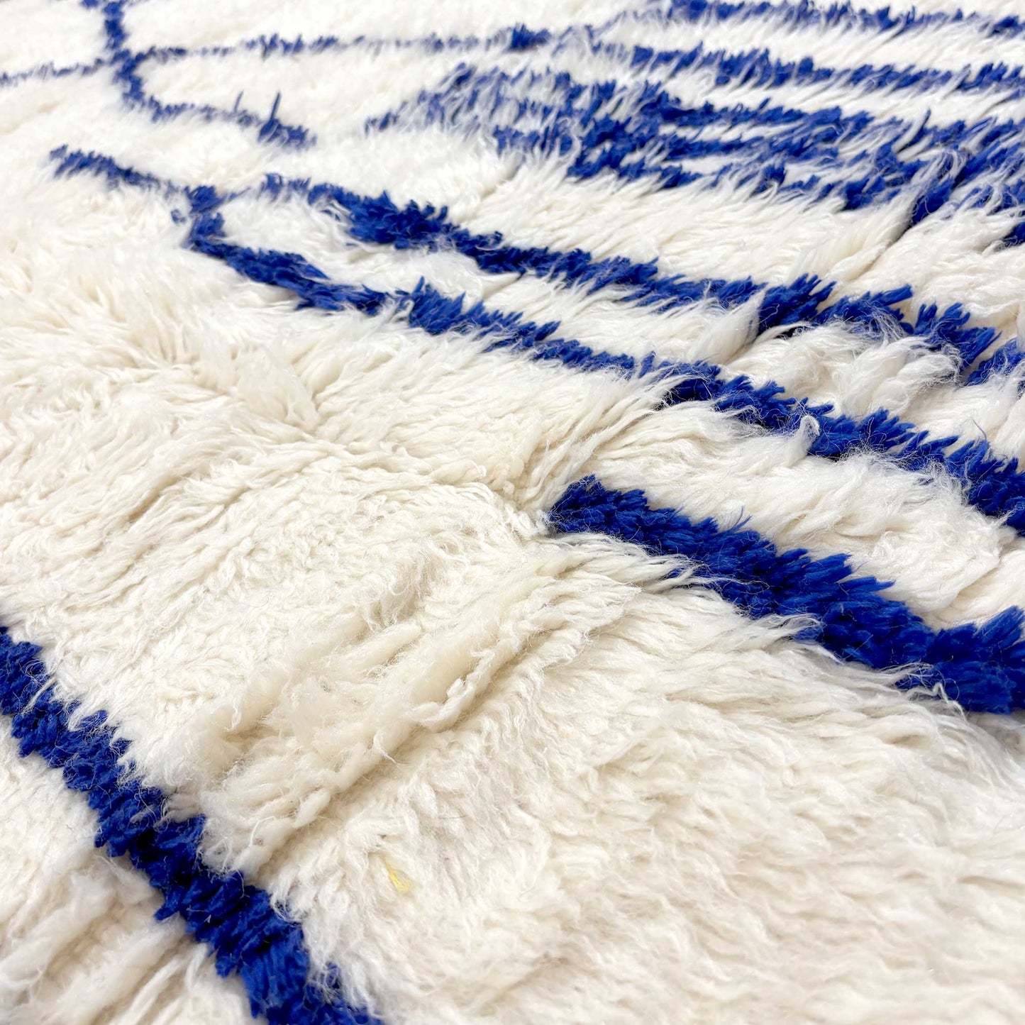 Détail des motifs berbères bleu cobalt du tapis Azilal Kadhena Ysée.