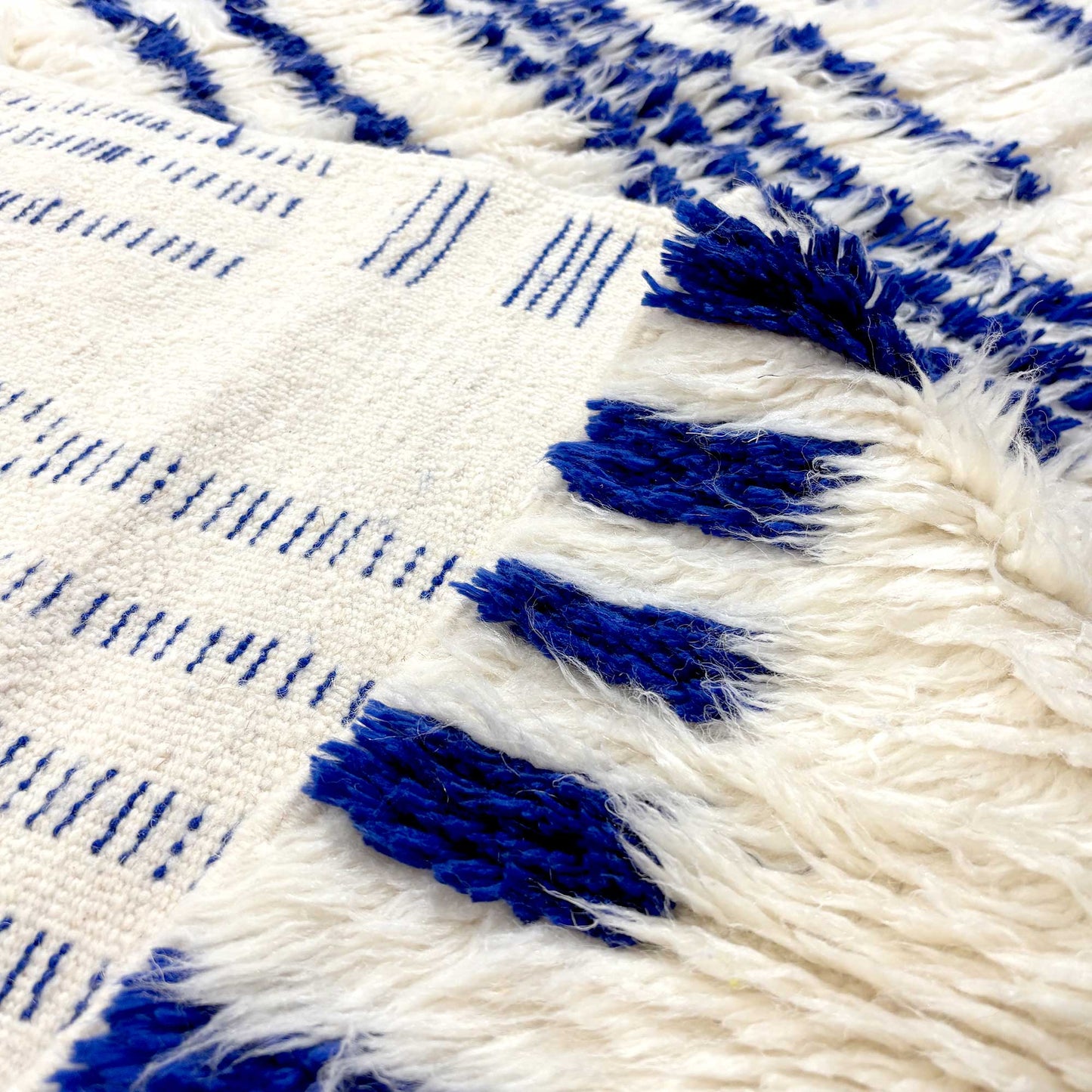 Détail des franges et du tissage du tapis Azilal Kadhena Ysée.