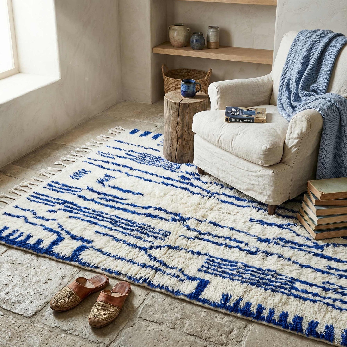 Tapis Azilal Kadhena Ysée dans un salon lumineux au style naturel et épuré.