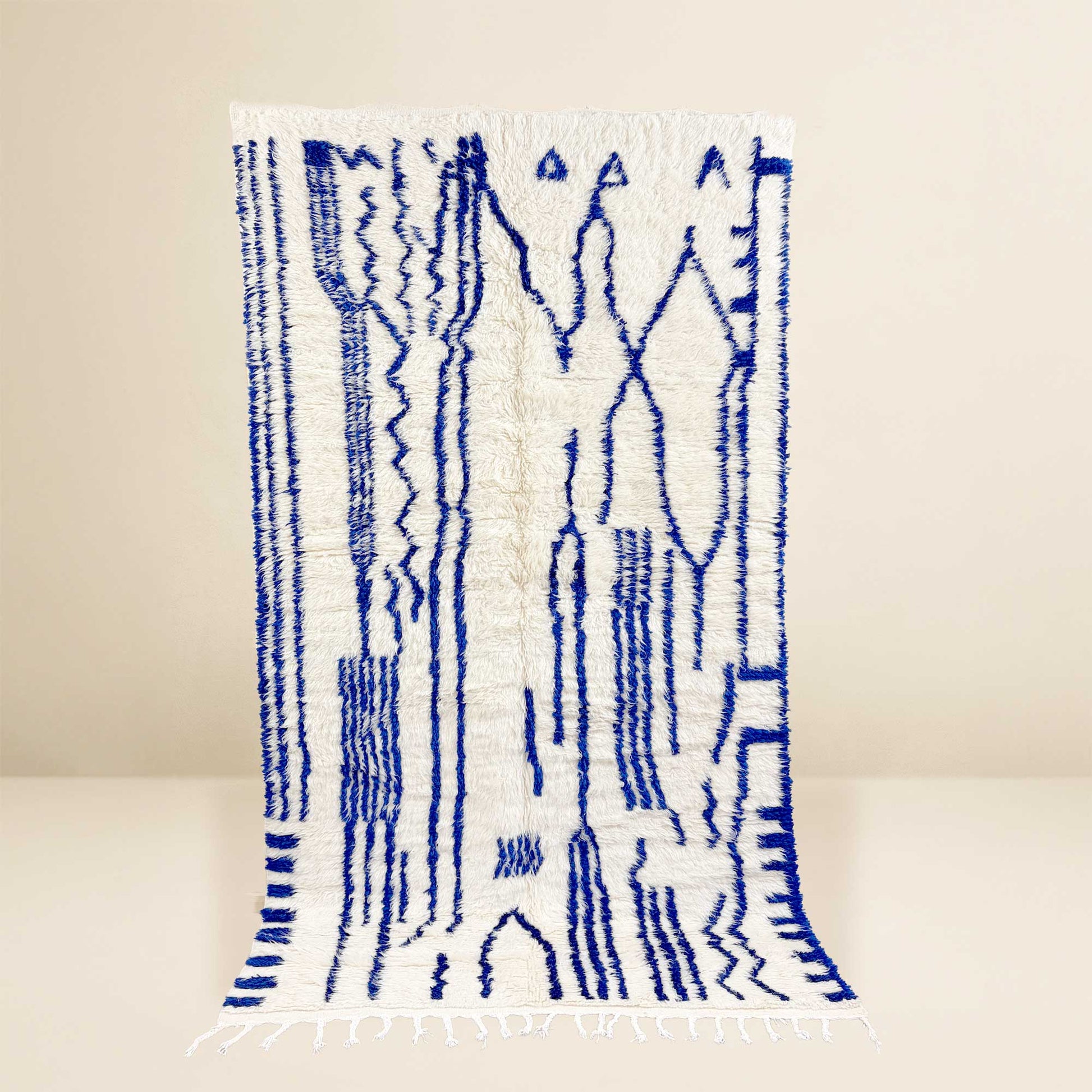Vue complète du tapis Azilal Kadhena Ysée aux motifs graphiques bleu cobalt sur fond écru.
