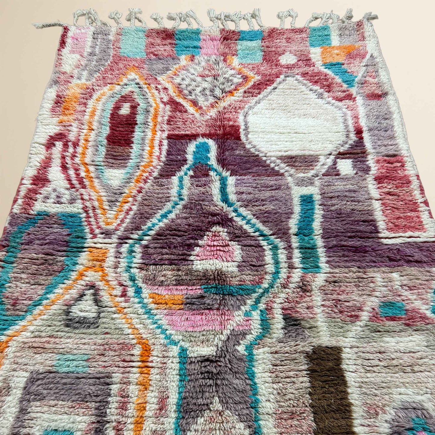 Tapis berbère Kadhena Zélie photographié sur fond clair en vue frontale.