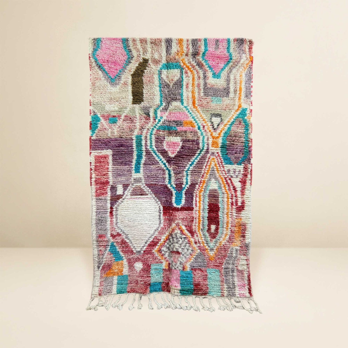 Vue complète du tapis berbère Kadhena Zélie aux tons rose, lilas, turquoise et crème.