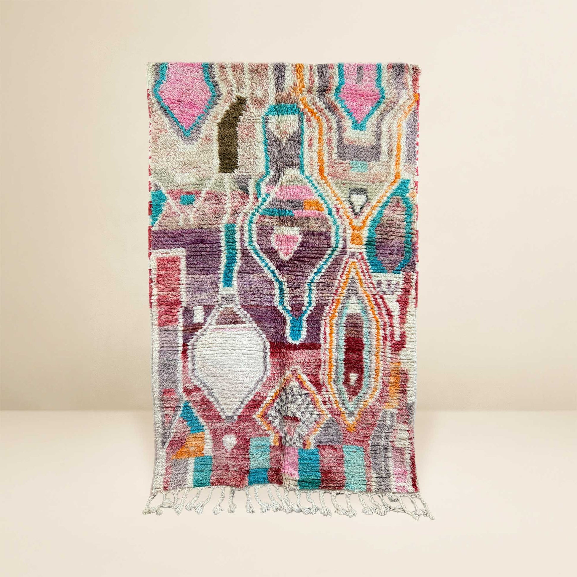 Vue complète du tapis berbère Kadhena Zélie aux tons rose, lilas, turquoise et crème.