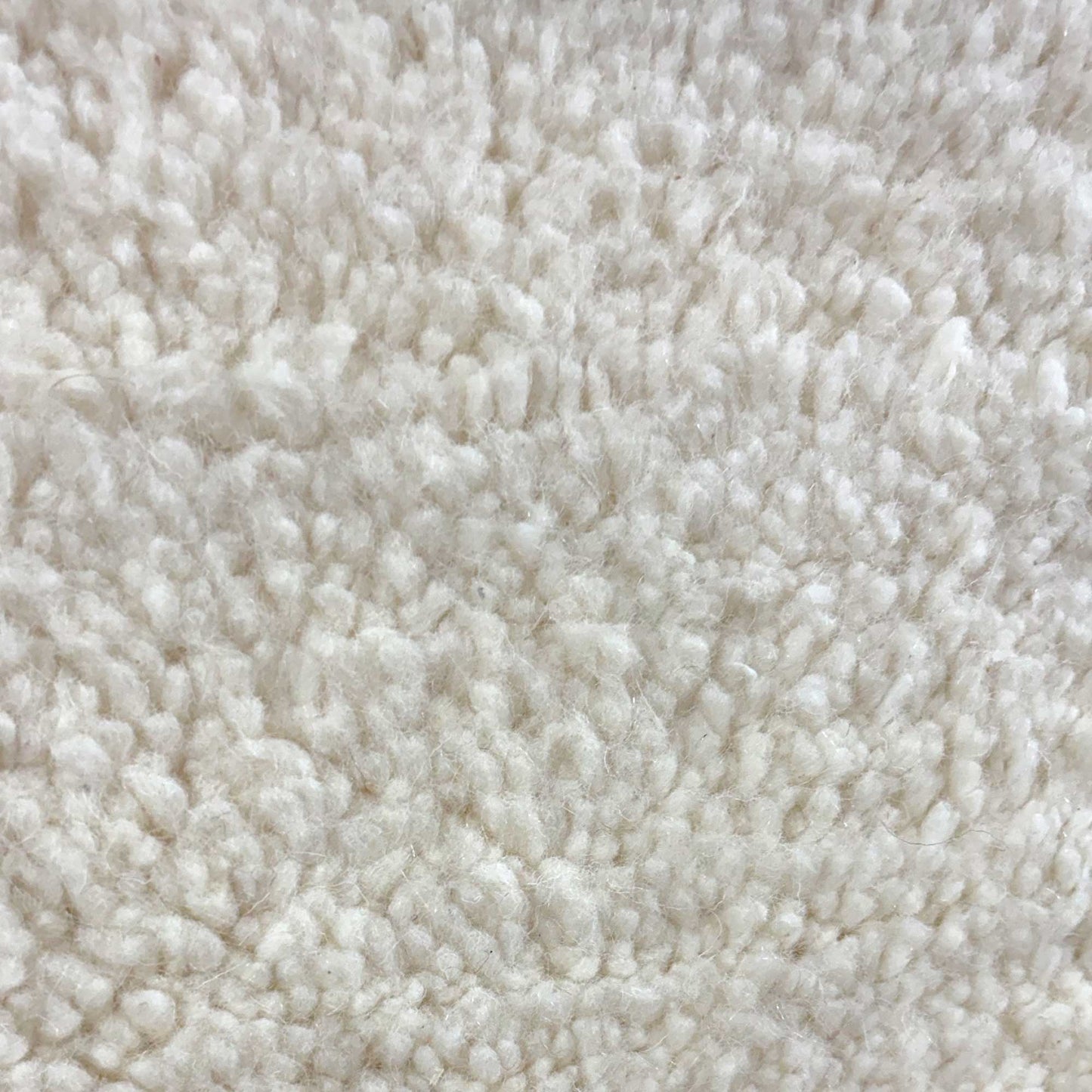 Gros plan sur la texture laineuse du tapis Béni Ouarain Kadhena Nahla écru.