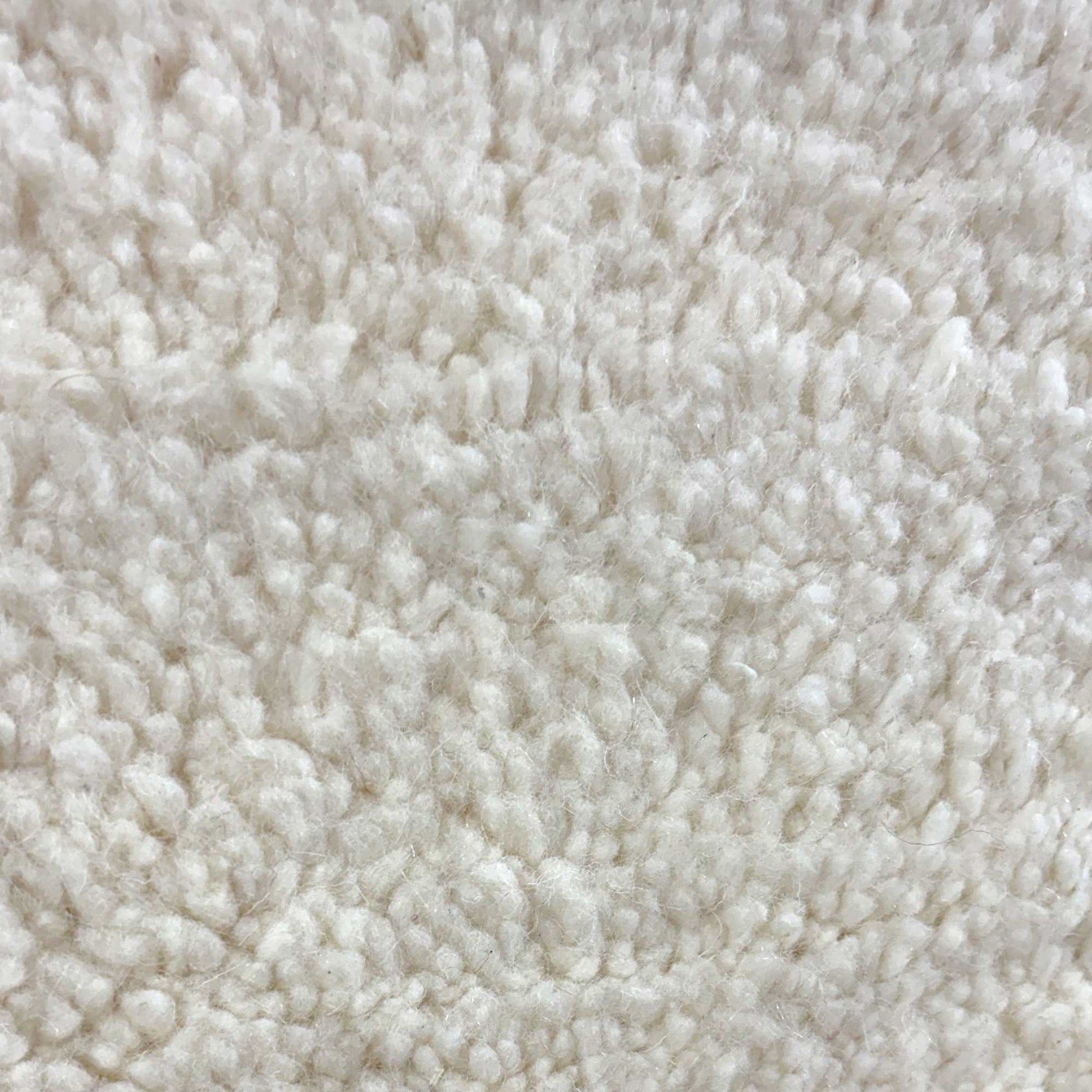 Gros plan sur la texture laineuse du tapis Béni Ouarain Kadhena Nahla écru.